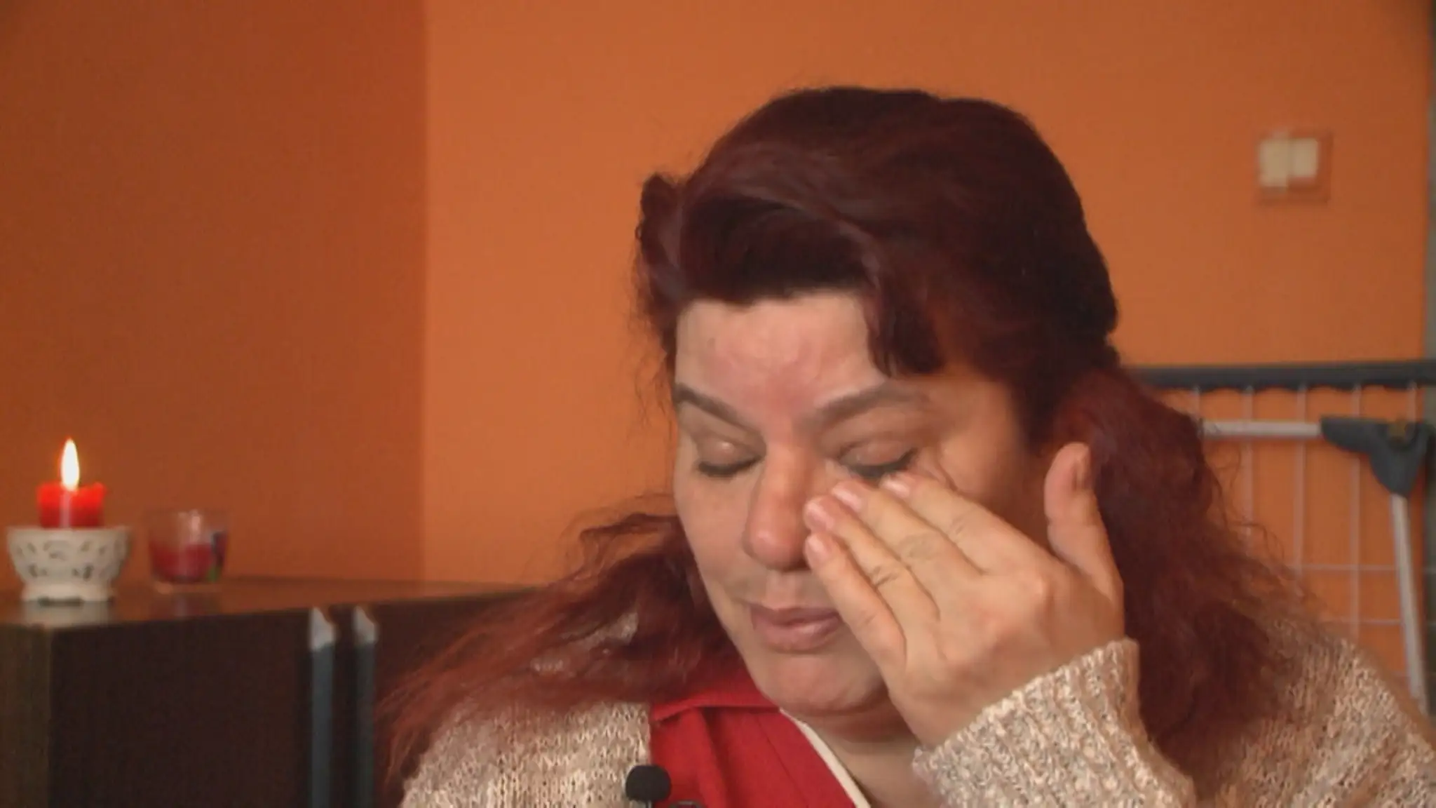 Žena "bojuje" s exekútorom.