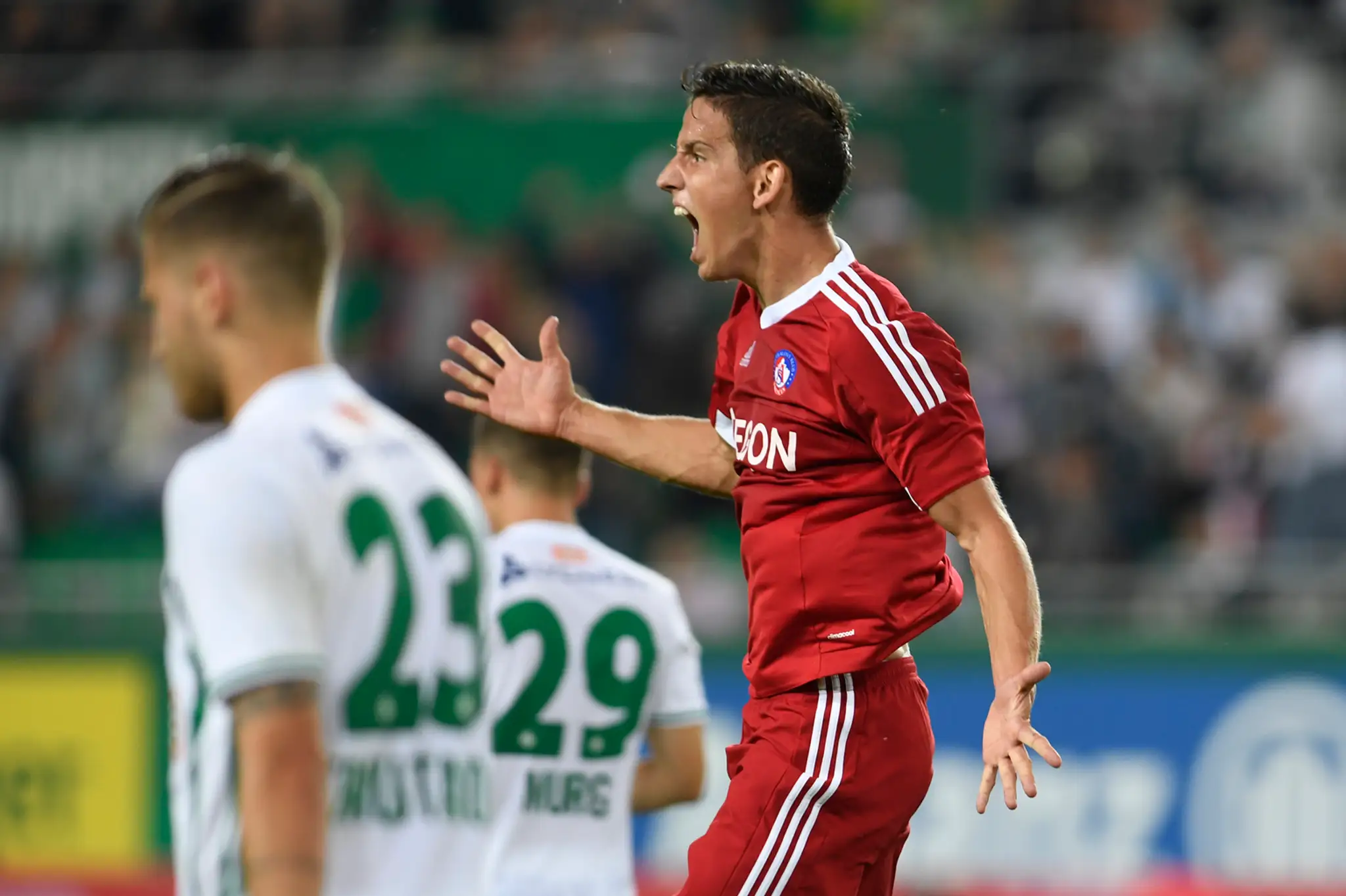 Trenčan Jakub Paur sa teší po tom, čo strelil druhý gól v odvete play off Európskej ligy Rapid Viedeň.