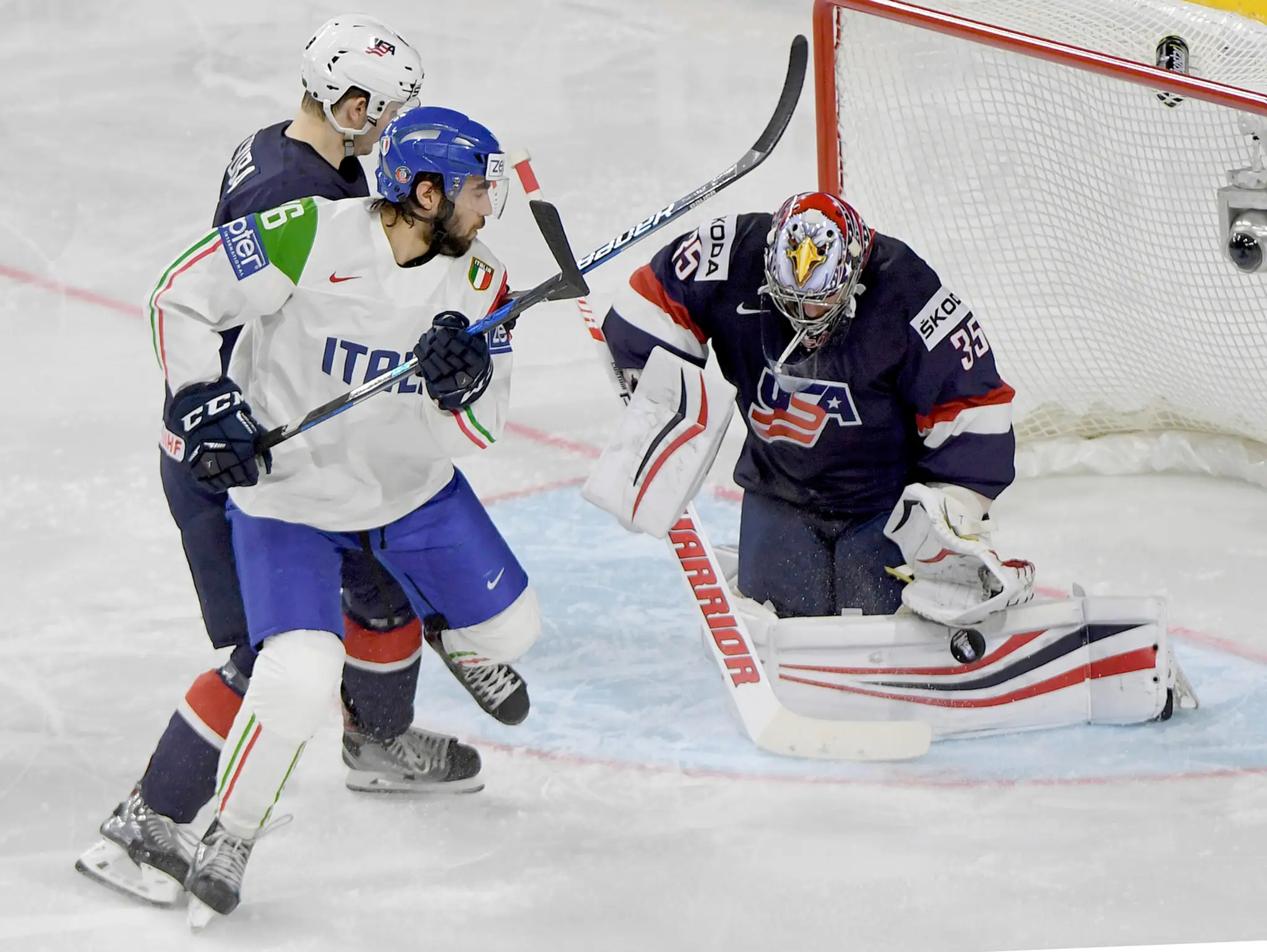 Giovanni Morini (v bielom) z Talianska sa snaží skórovať proti Jimmymu Howardovi z USA v dueli MS 2017.