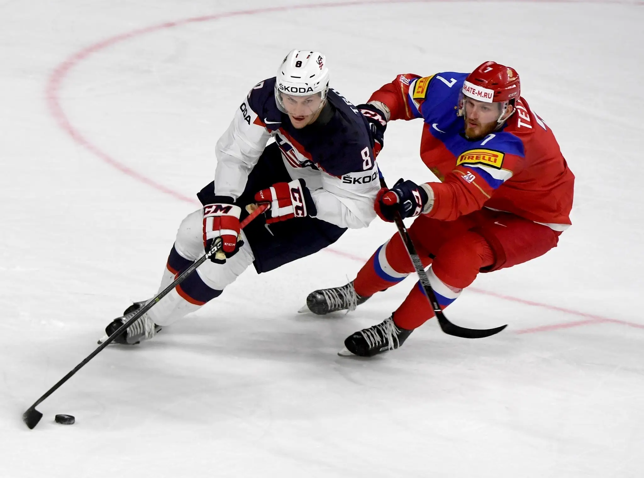 Jacob Trouba (vľavo) sa snaží uniknúť v dueli MS 2017 Rusovi Ivanovi Teleginovi.