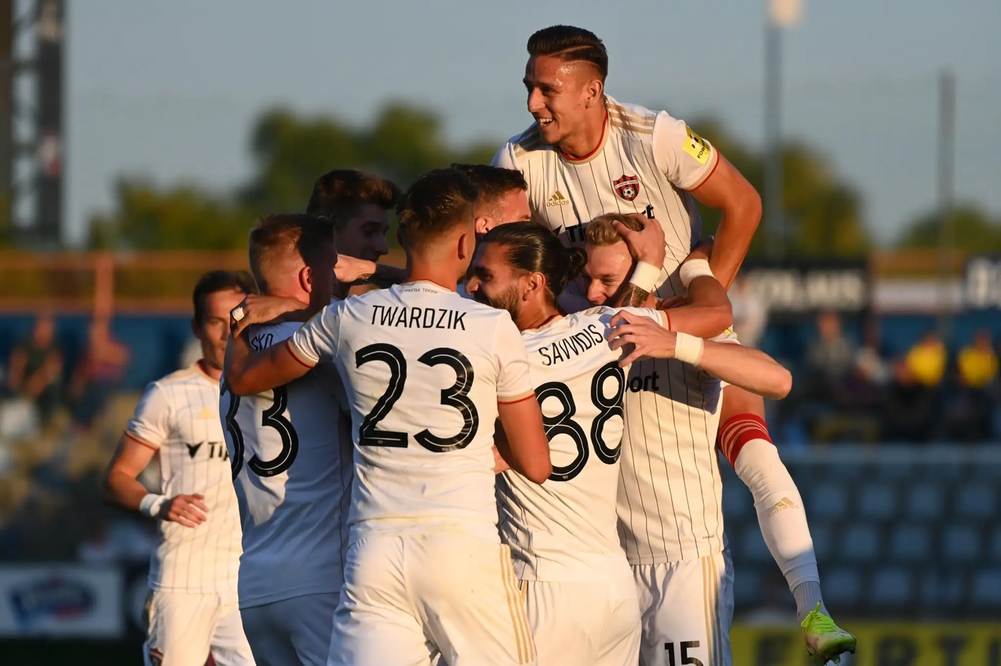 Radosť hráčov Trnavy po strelení gólu v Michalovciach.