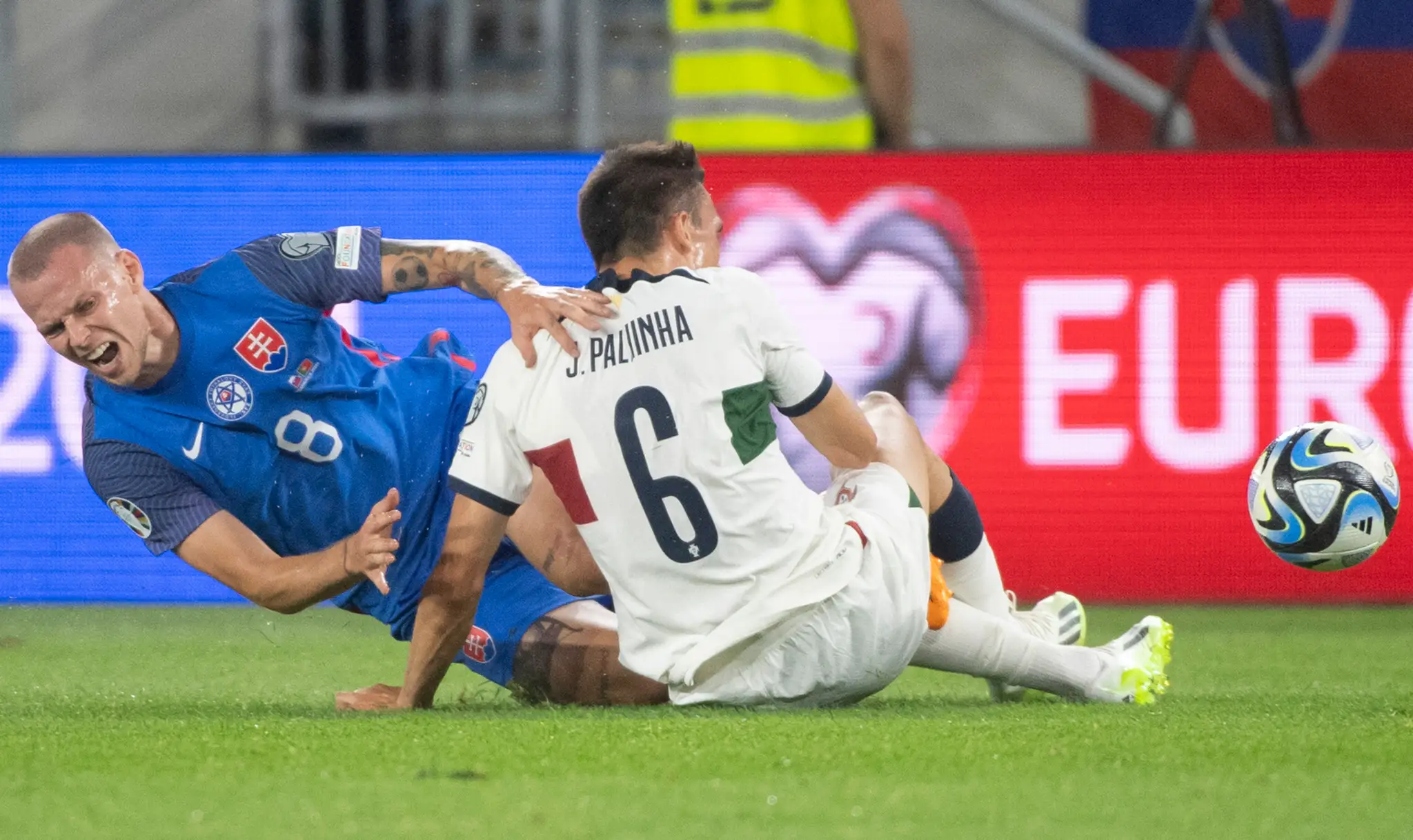 Na snímke zľava hráč Slovenska Ondrej Duda a hráč Portugalska Joao Palinha