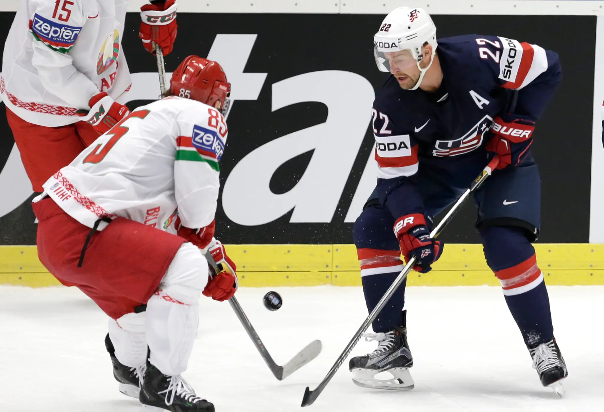 Bielorus Arťom Volkov v súboji s Američanom Trevorom Lewisom.