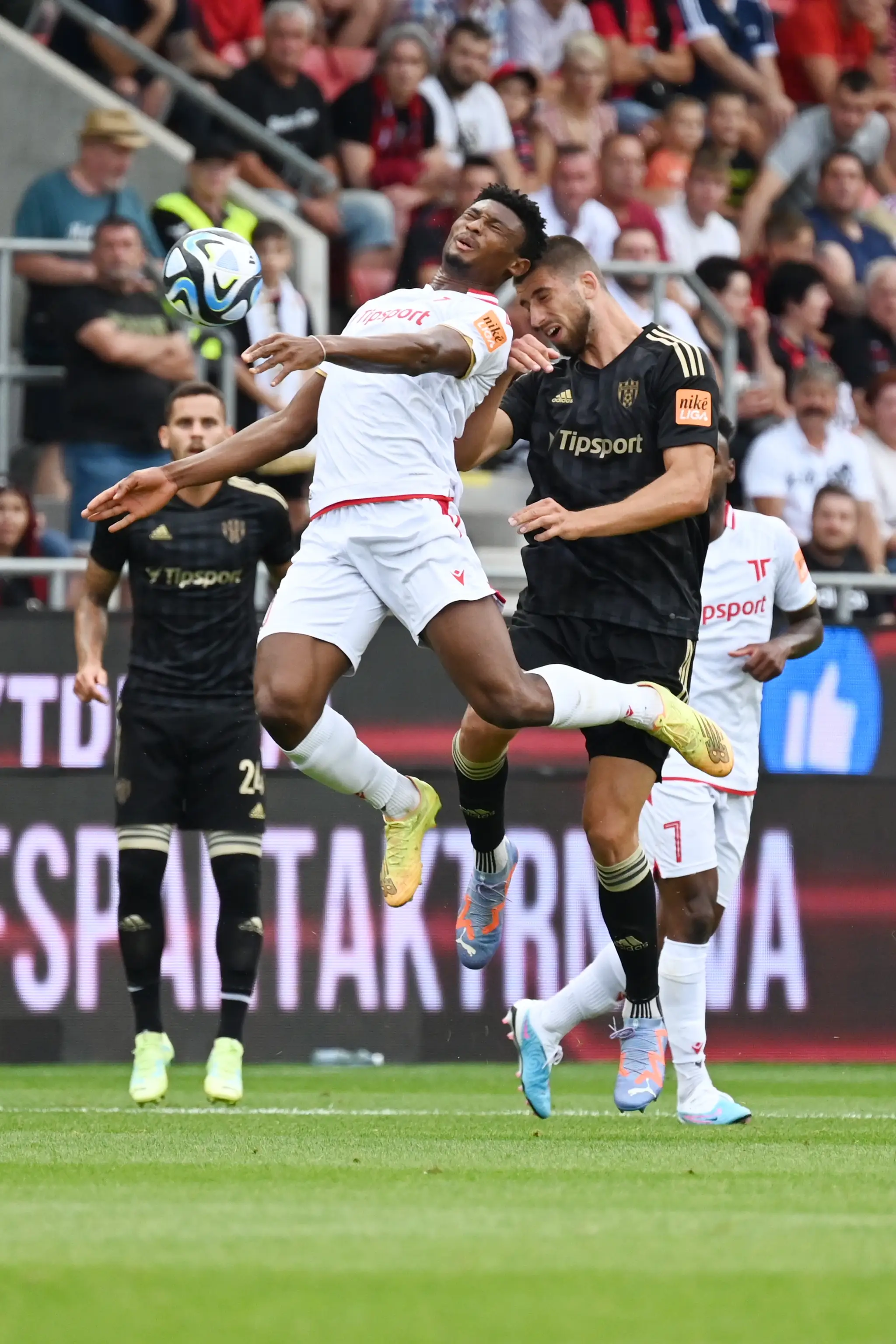 Na snímke sprava futbalista Trnavy Adrian Zeljkovič a hráč Trenčína Rahim Ibrahim.