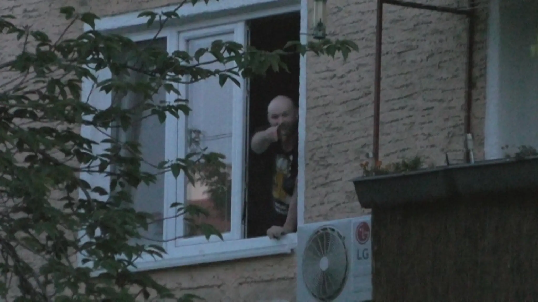Chýba chodník.