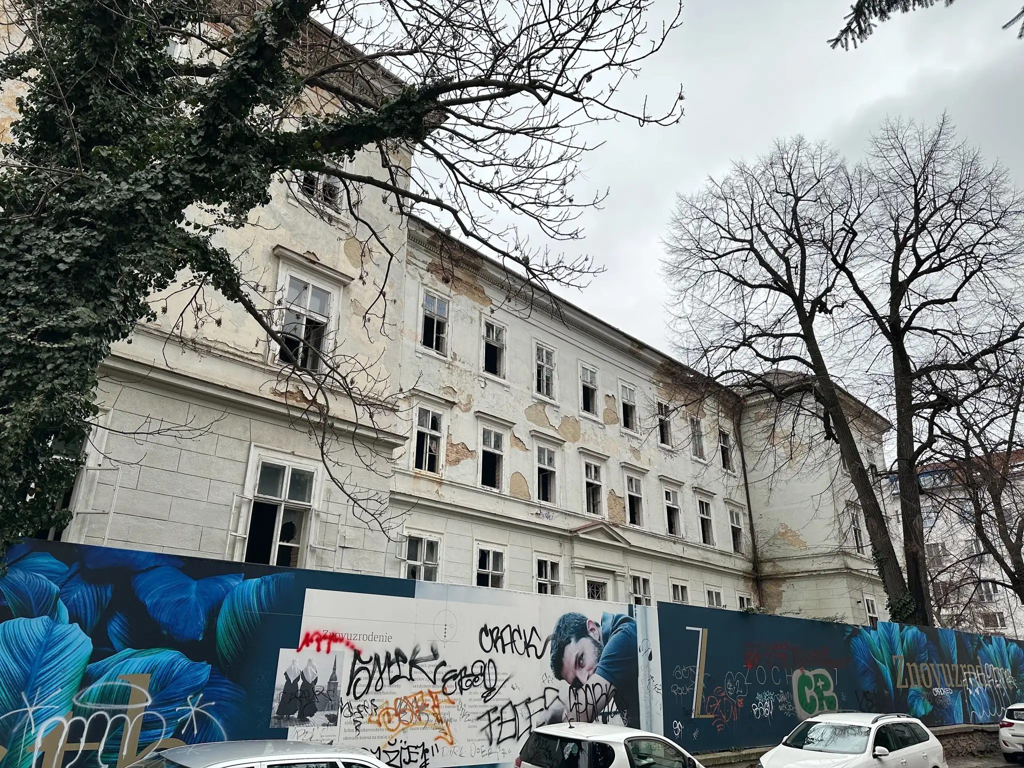 Zničená budova bývalej pôrodnice na Zochovej