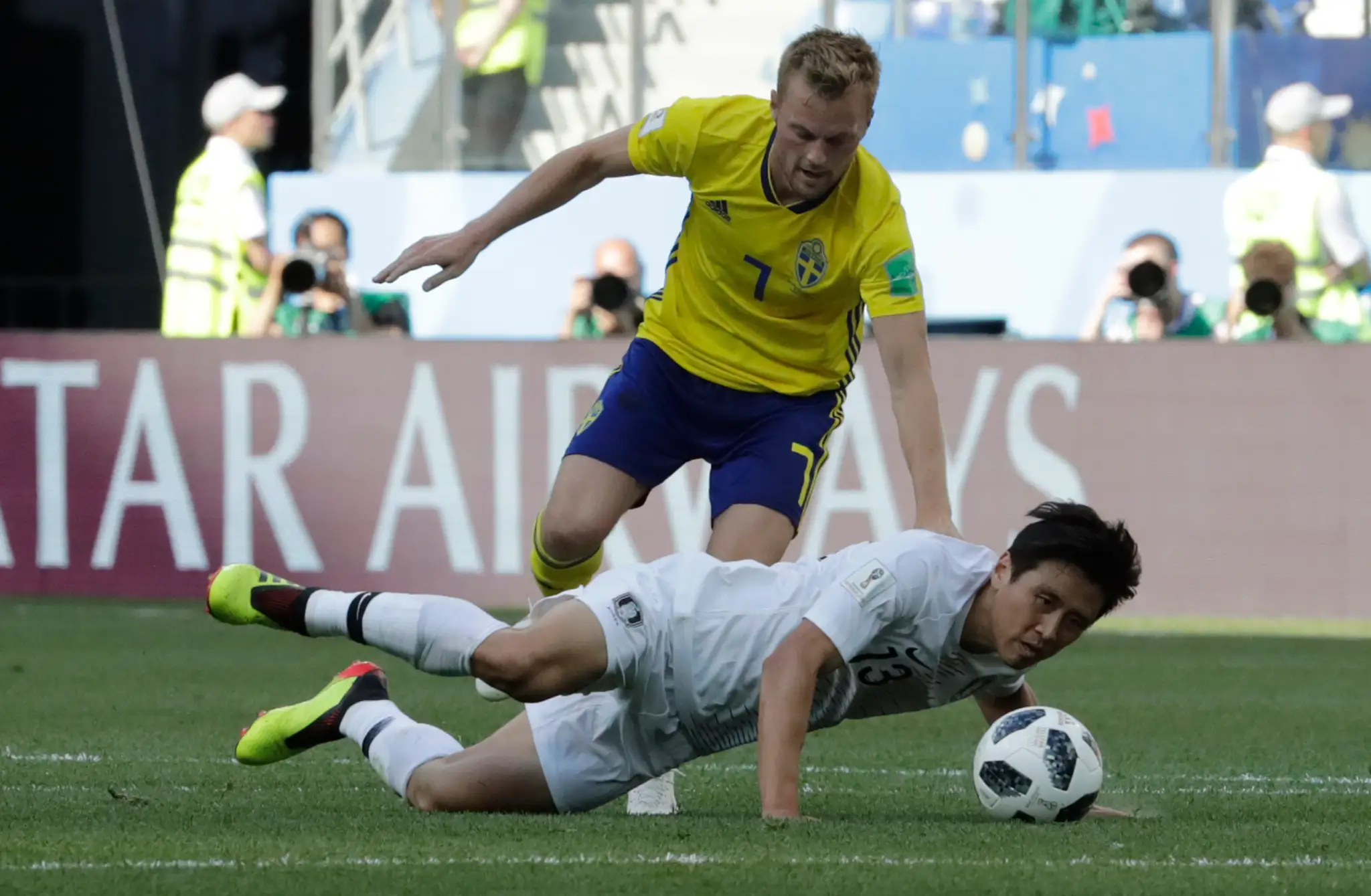 Sebastian Larsson (vľavo) zo Švédska v súboji o loptu s Juhokórejčanom Ku Ča-čcholom na MS 2018.