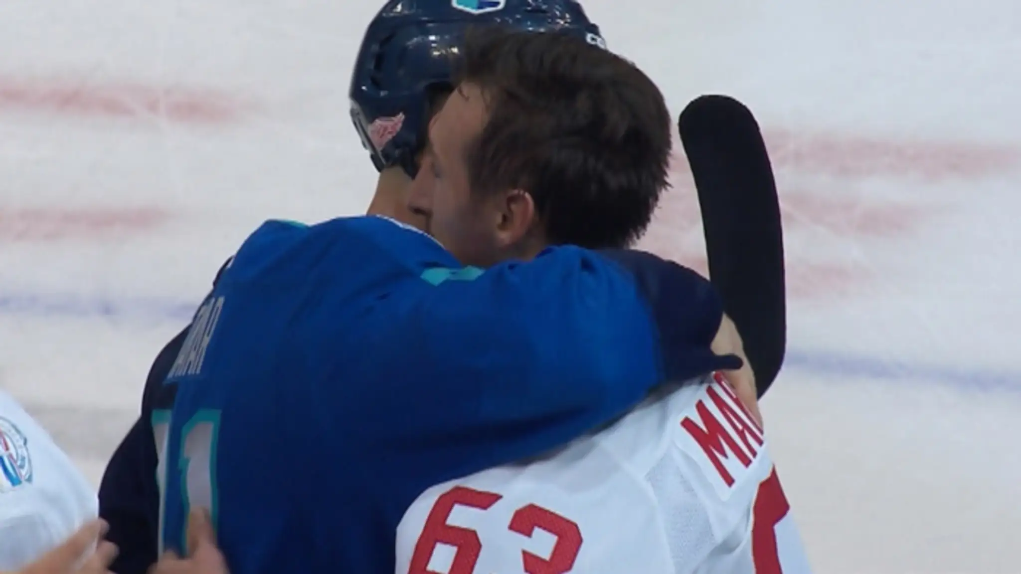 Tomáš Tatár a Brad Marchand po zápase si podávajú ruky.