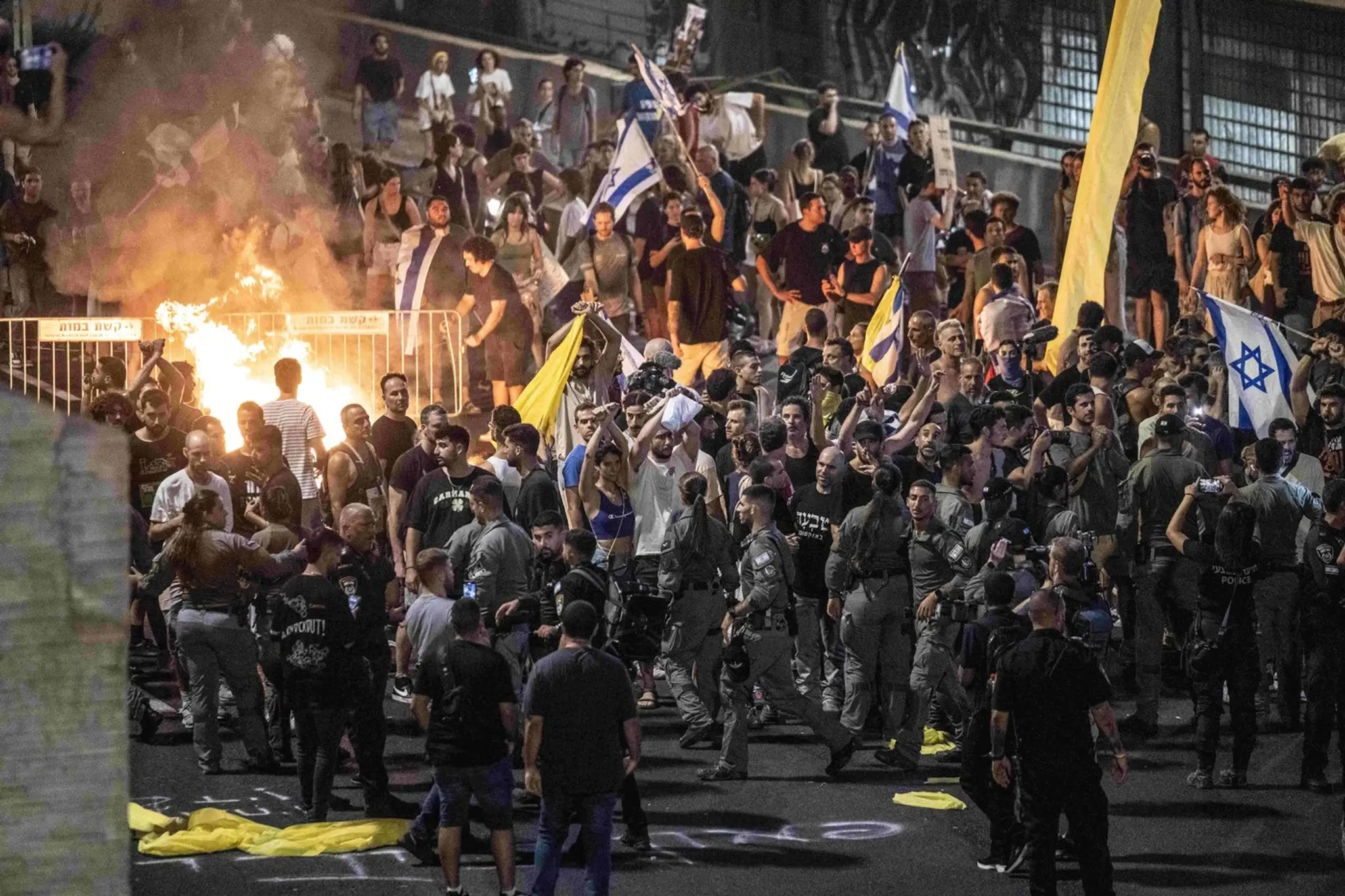 Na snímke ľudia blokujú cestu počas protestu po tom, čo militantná skupina Hamas našla v pásme Gazy šesť mŕtvych rukojemníkov v izraelskom meste Tel Aviv.