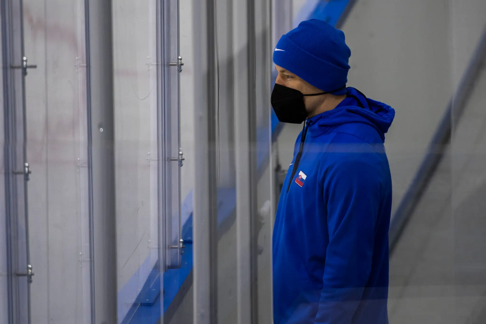 Slovenský hokejový reprezentant Marek Ďaloga sleduje tréning pred ZOH 2022.