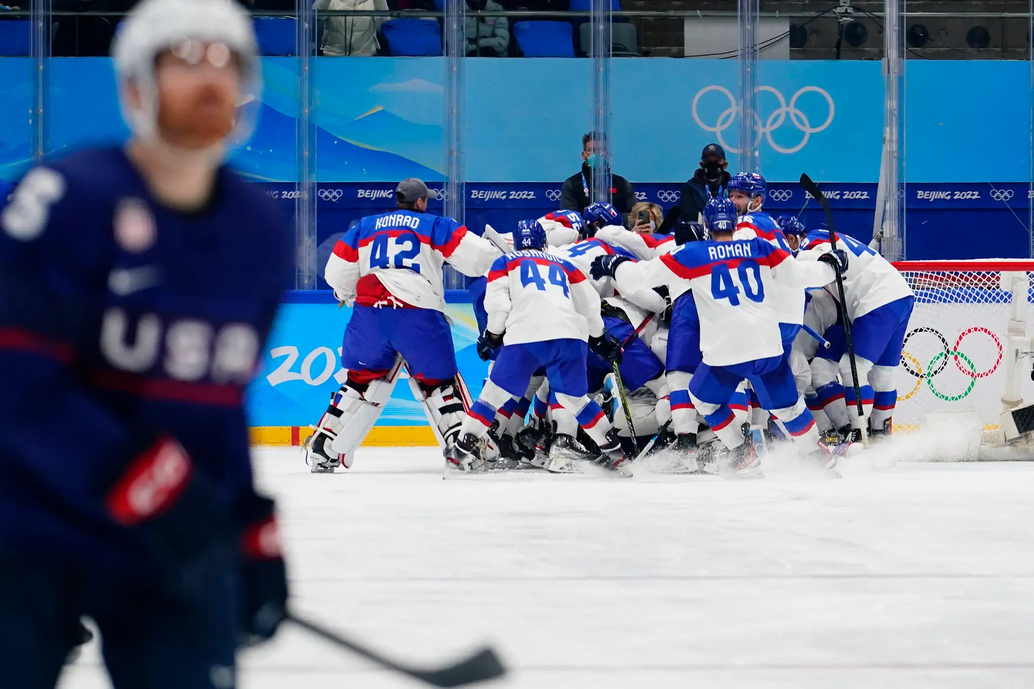 Hráči Slovenska sa tešia z postupu do semifinále po víťazstve 3:2 vo štvrťfinále ZOH 2022 nad USA.