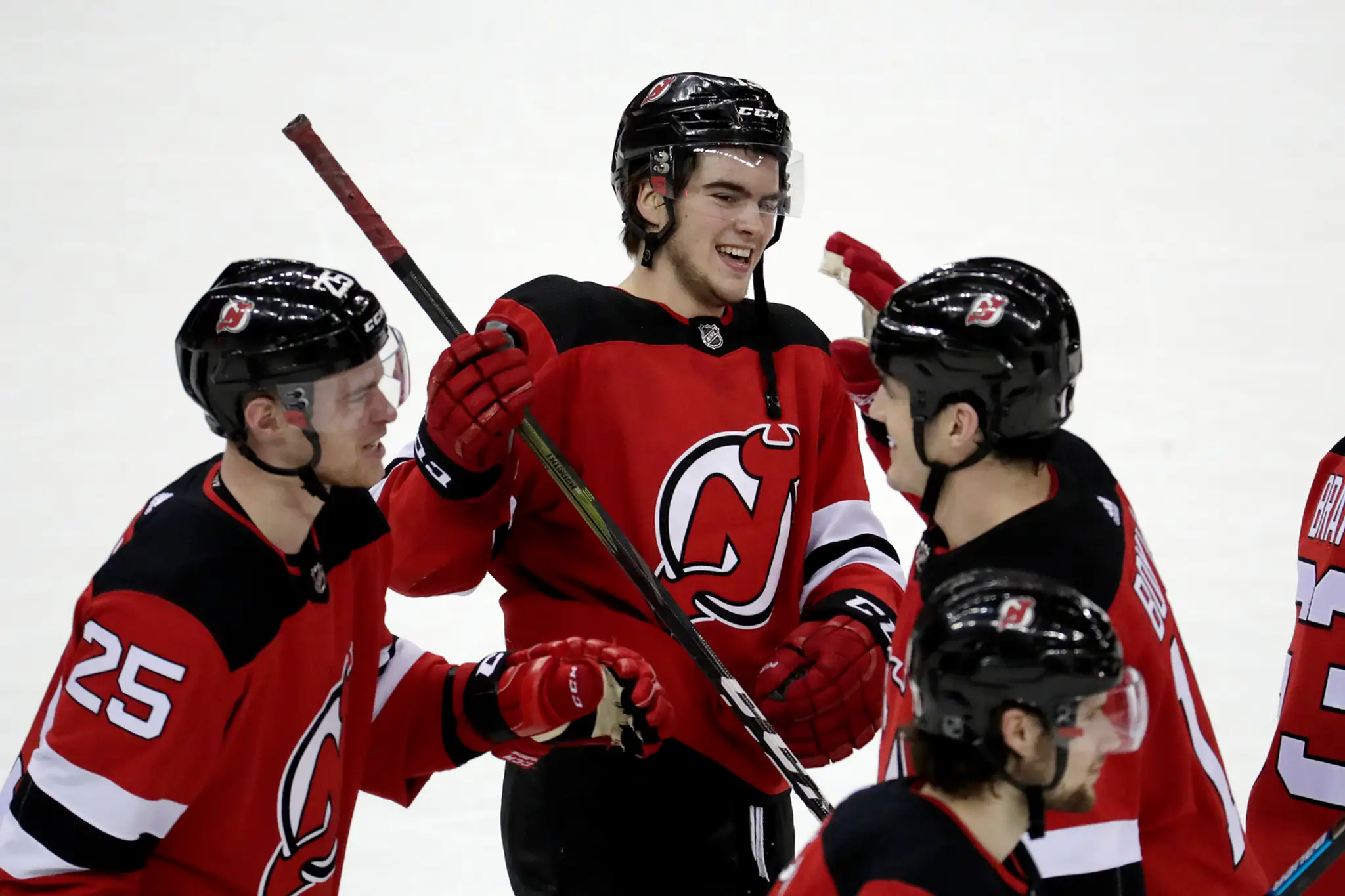 Nico Hischier (v strede) oslavuje so spoluhráčmi z New Jersey triumf nad Vegasom.