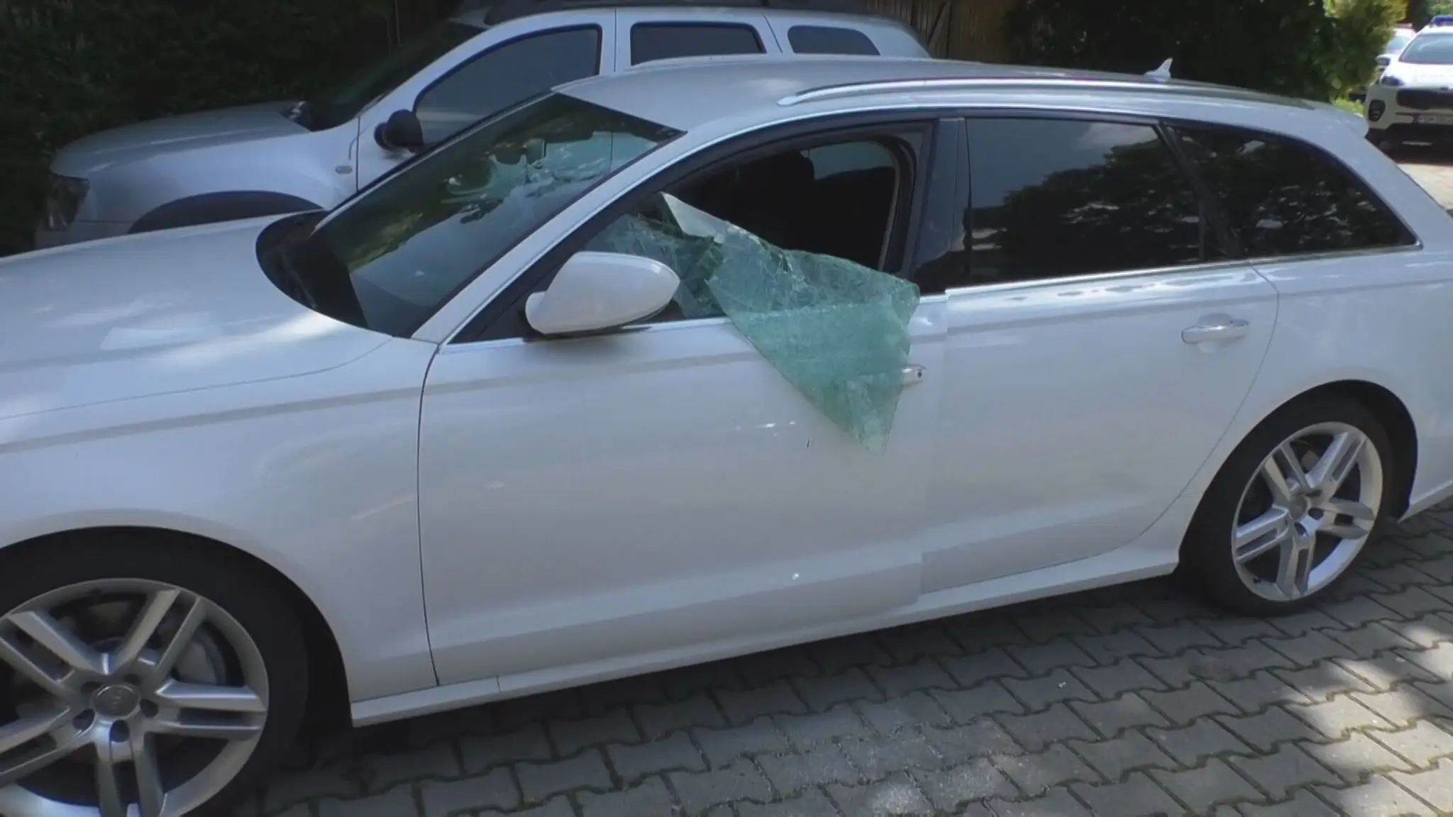 Auto so rozbitým predným oknom