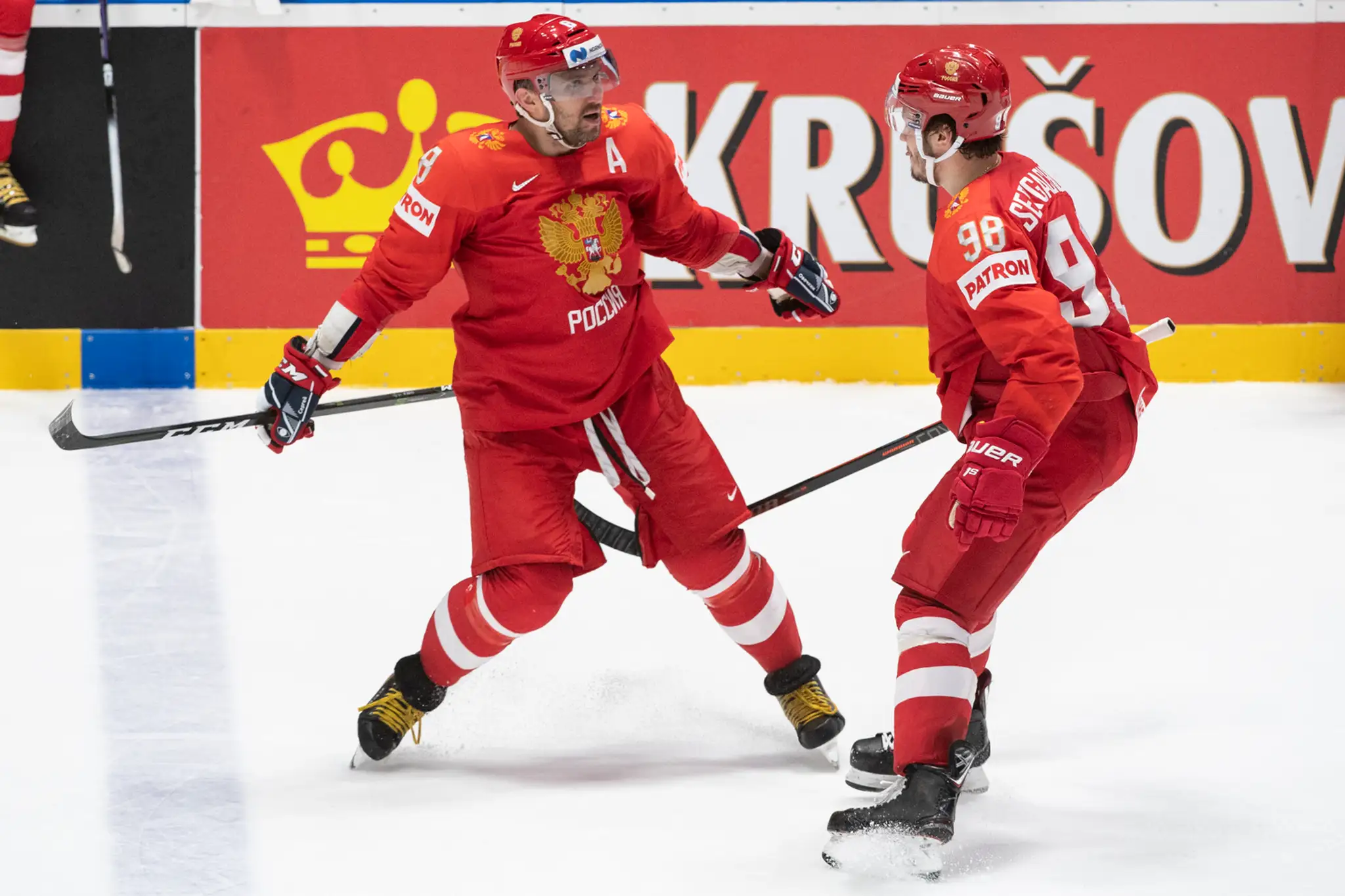 Zľava Kanaďania Jared McCann a Mathieu Joseph nastupujú na duel MS 2019 proti USA.
