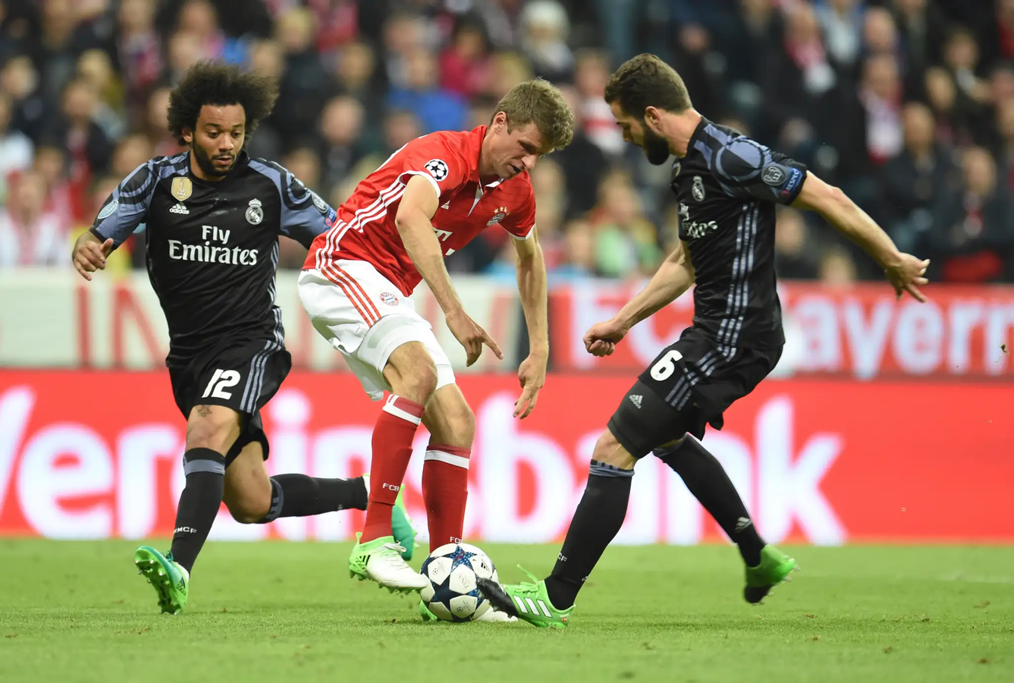 Thomas Müller (v strede) z Bayernu v obkľúčení Marcela a Nacha (vpravo) z Realu vo štvrťfinále LM.