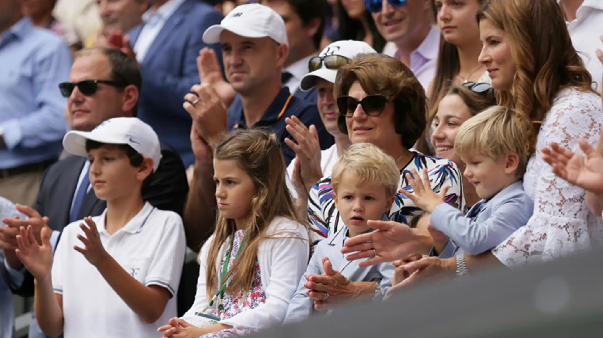 Deti Rogera Federera s manželkou Mirkou na tribúne počas finále Wimbledonu.