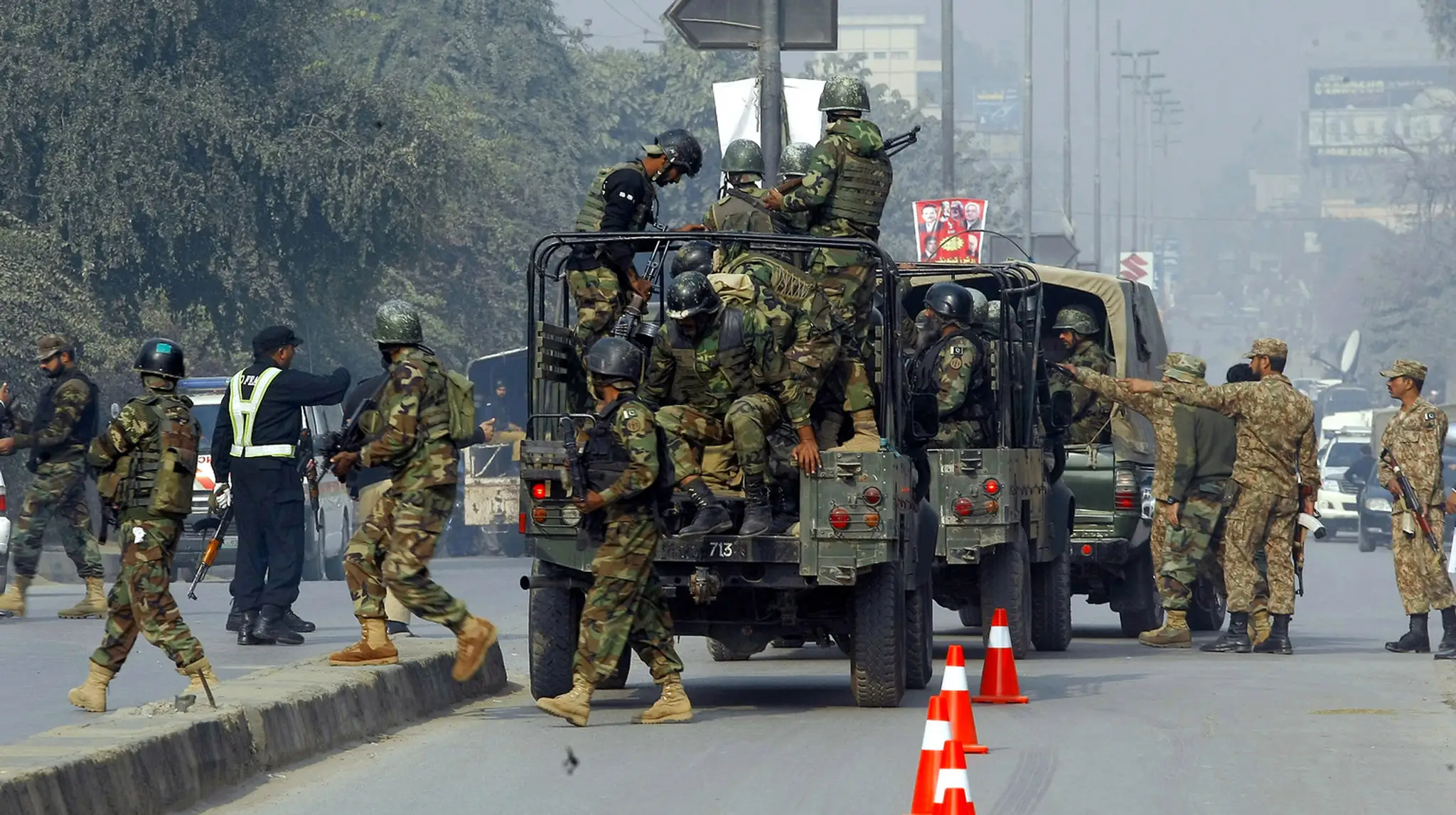 Pakistanské armádne jednotky prišli oslobiť zajatých školákov.