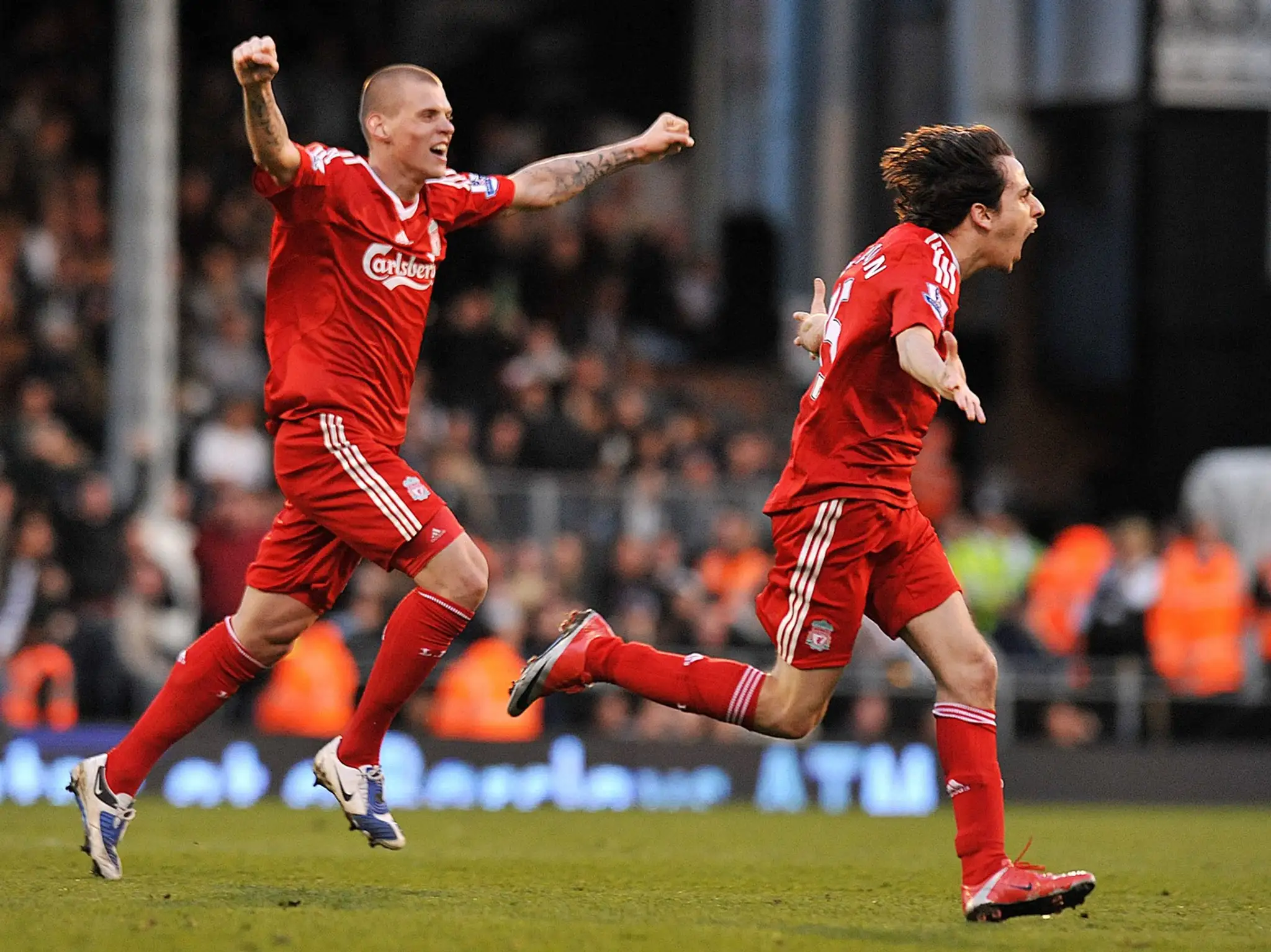 Benayoun a Škrtel oslavujú gól