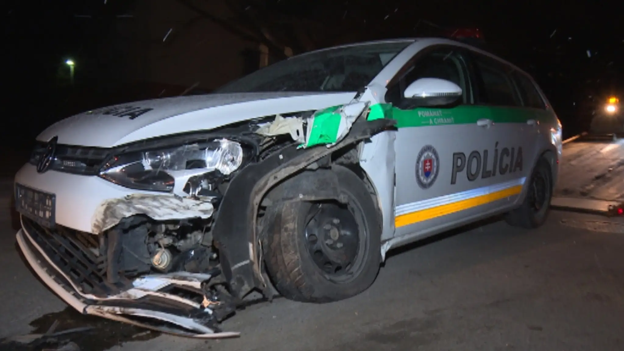 Takto po dráme dopadlo policajné auto.