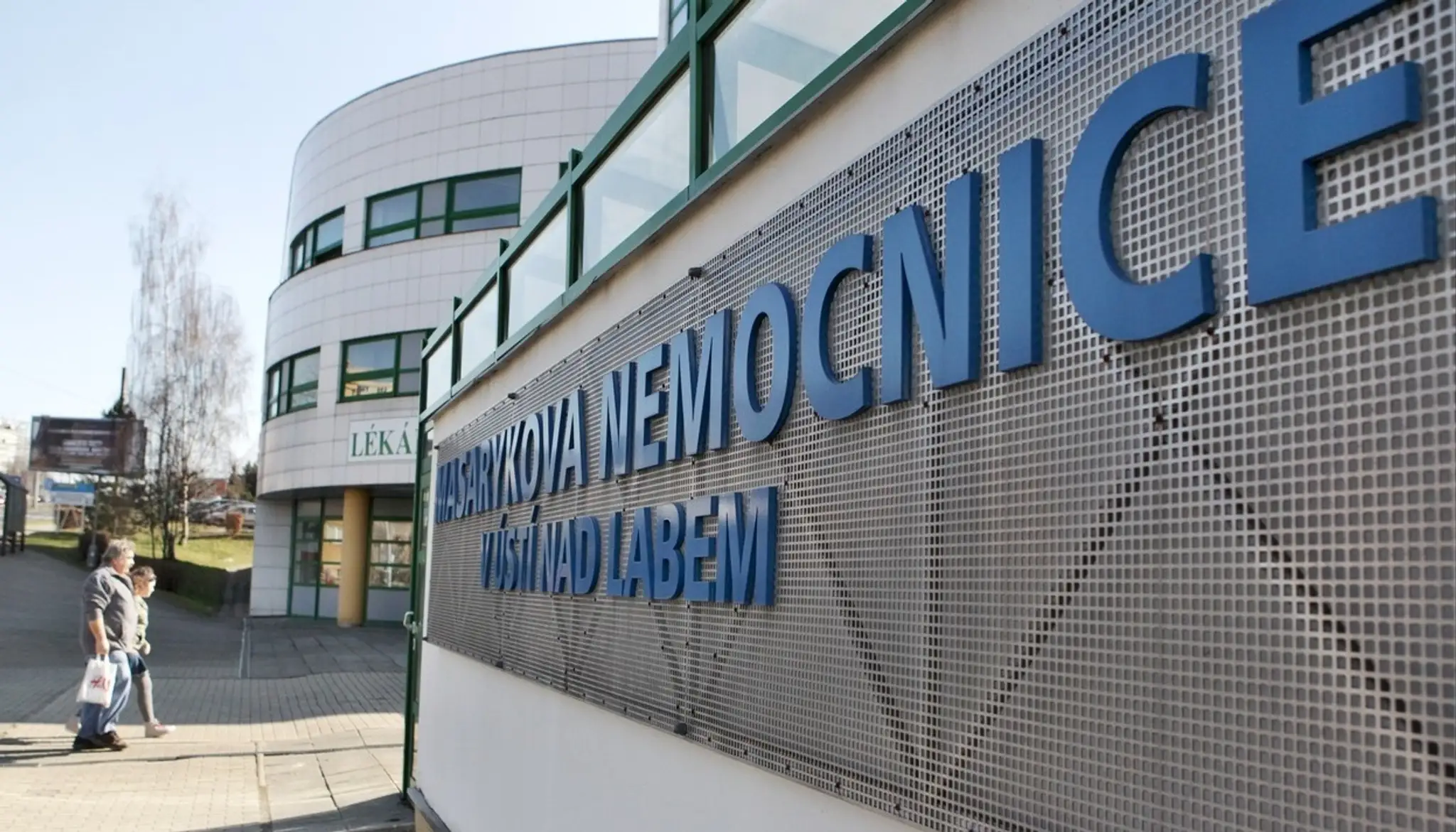 Zdravotník testuje vzorku odobratú pacientovi podozrivému z infekcie novým koronavírusom v nemocnici v Teheráne.