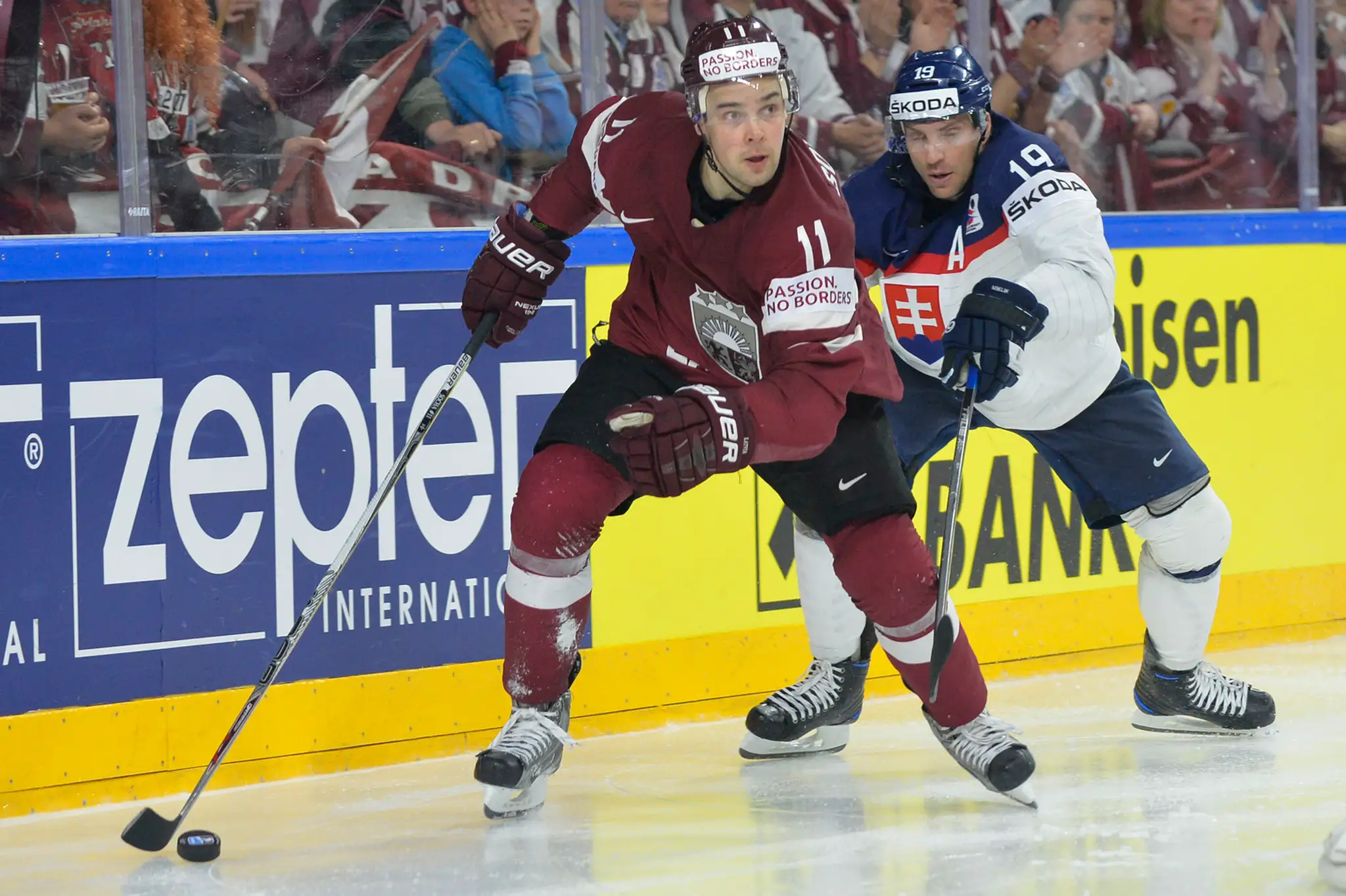 Michel Miklík (vpravo) stíha Lotyša Kristapsa Sotnieksa v dueli MS 2017.