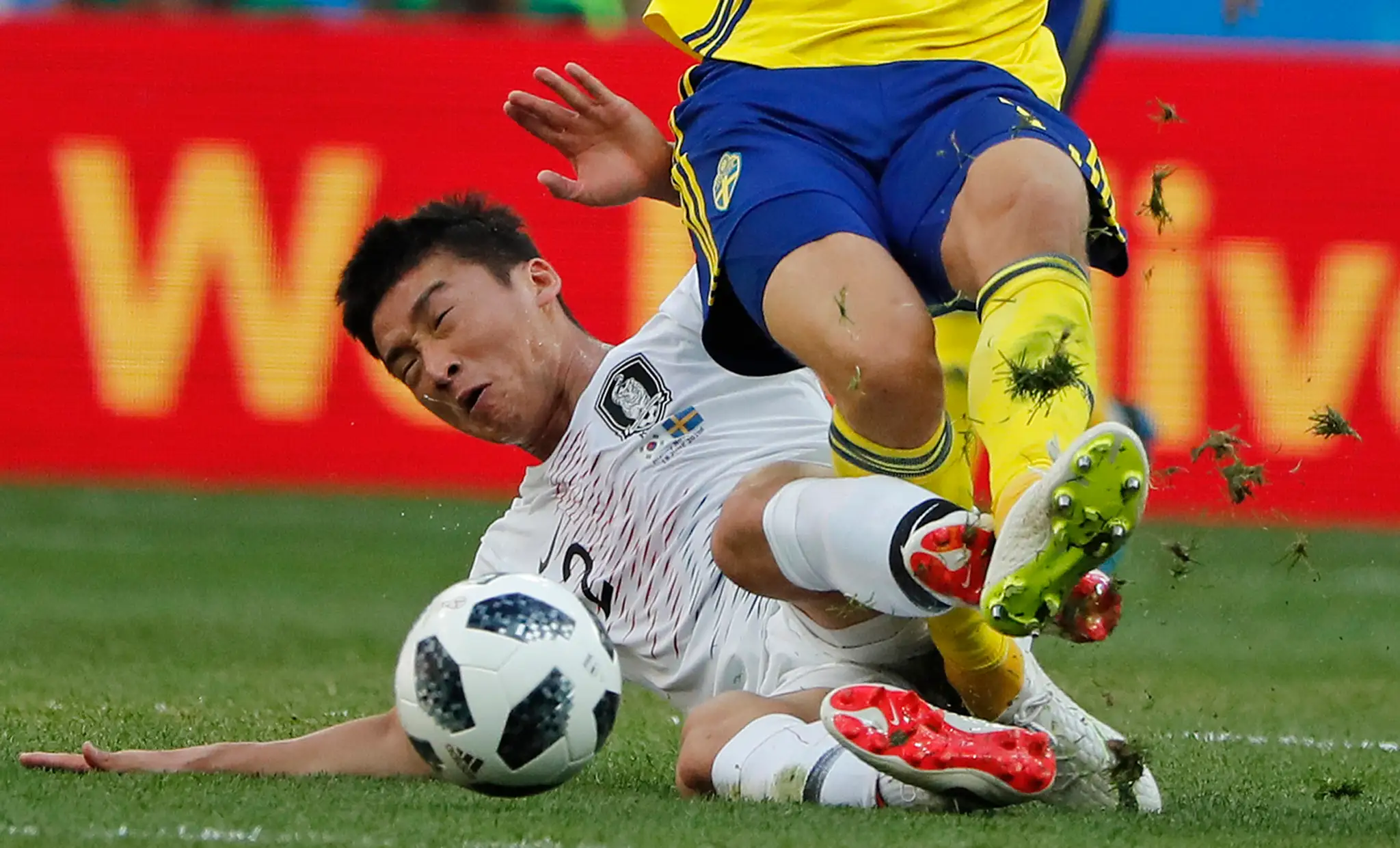 Lee-jong (vľavo) z Južnej Kórei fauluje Viktora Claessona zo Švédska na MS 2018.