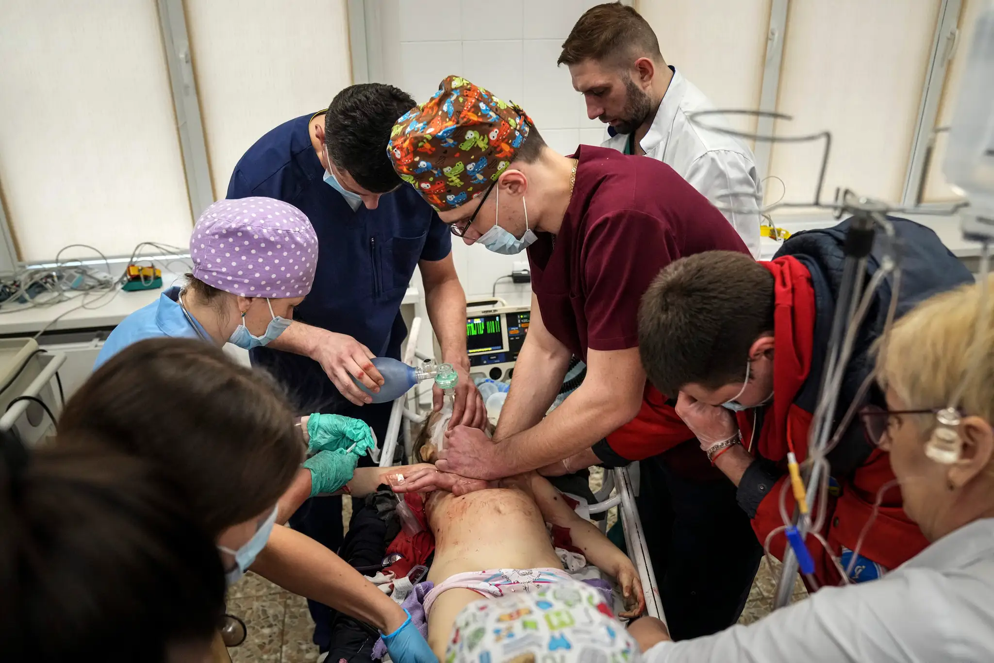 Zdravotníci  zachraňujú dieťa v mestskej nemocnici Mariupol na východe Ukrajiny po ostreľovaní.