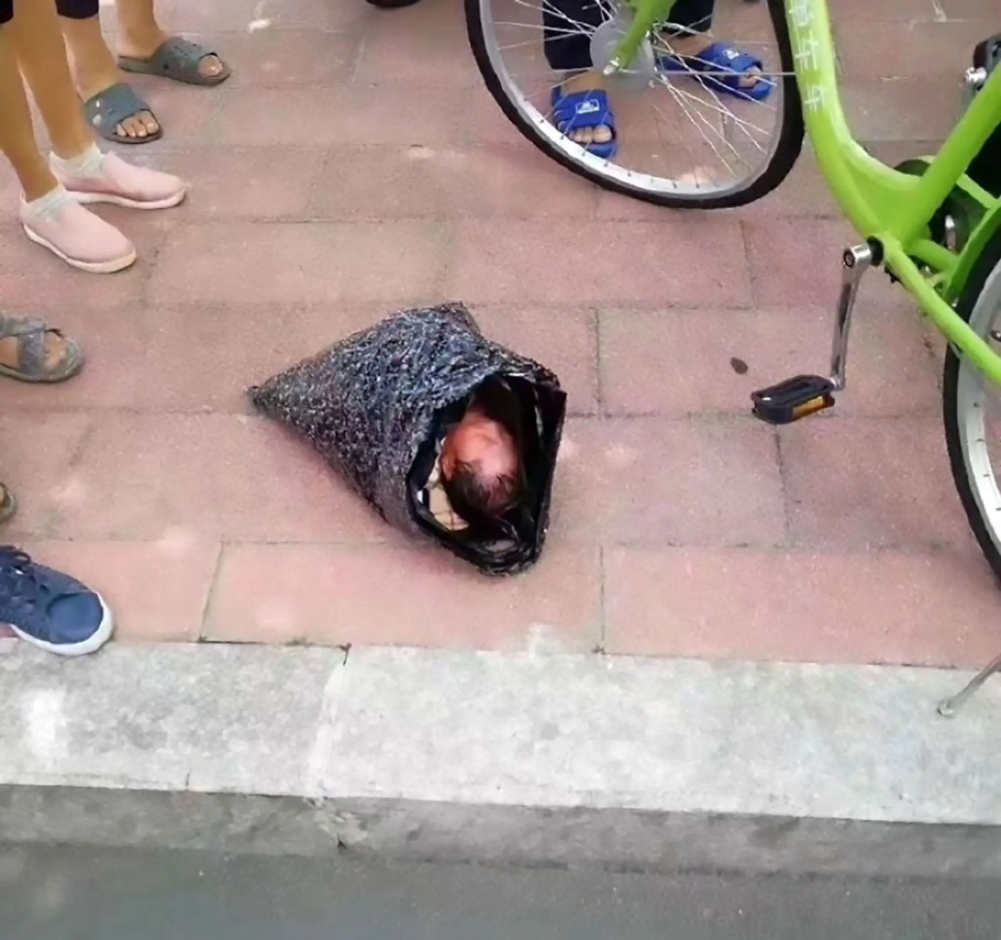 Matka hodila dieťa do igelitky a poslala ho kuriérom do sirotinca.