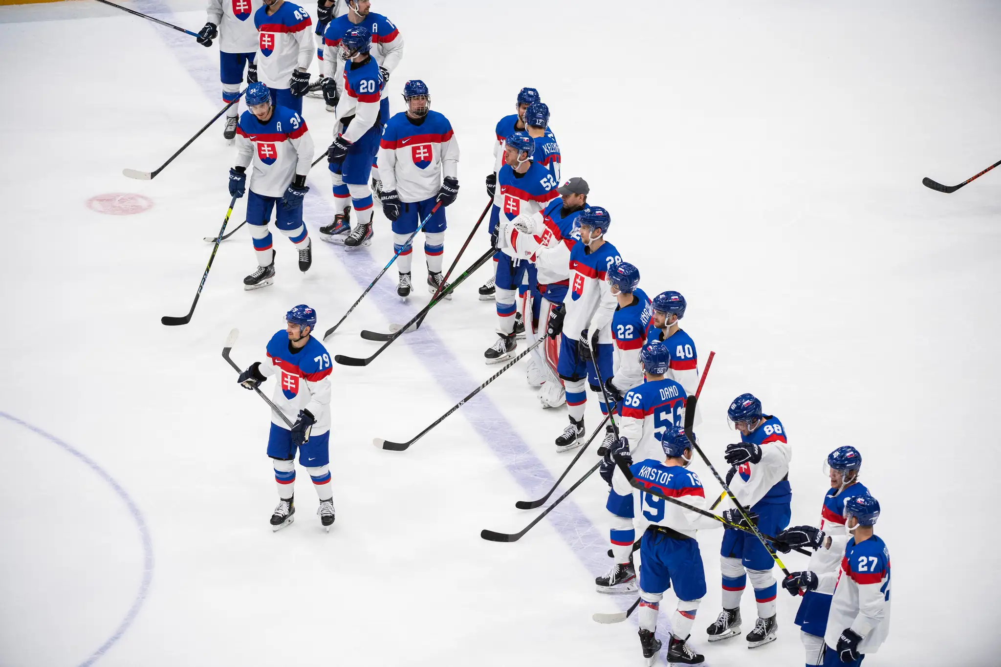 Hráči Slovenska oslavujú postup do semifinále ZOH 2022.