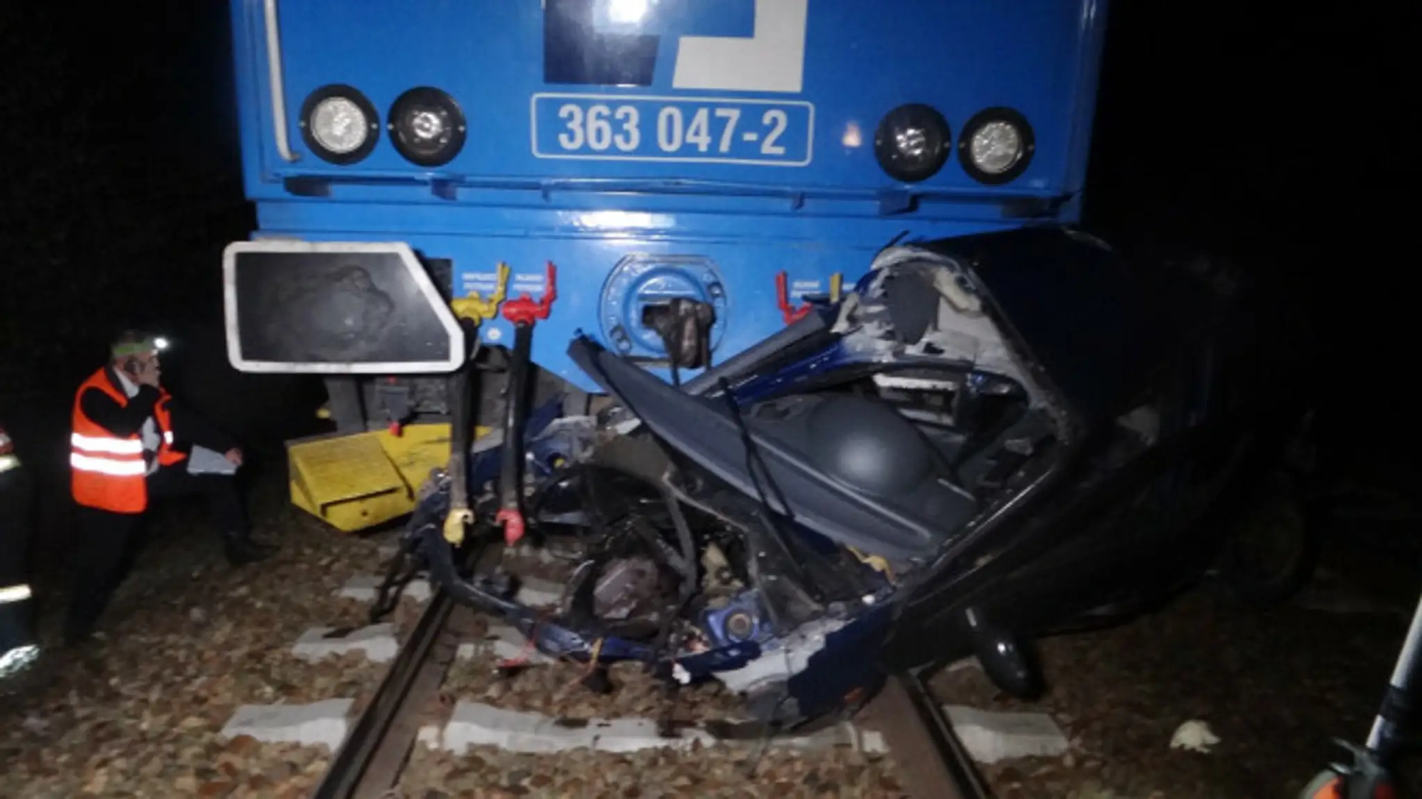 Zošrotované auto vlakom, ktoré tlačil stroj po kilometra pred sebou na trati v obci Kařízek na Rokycansku