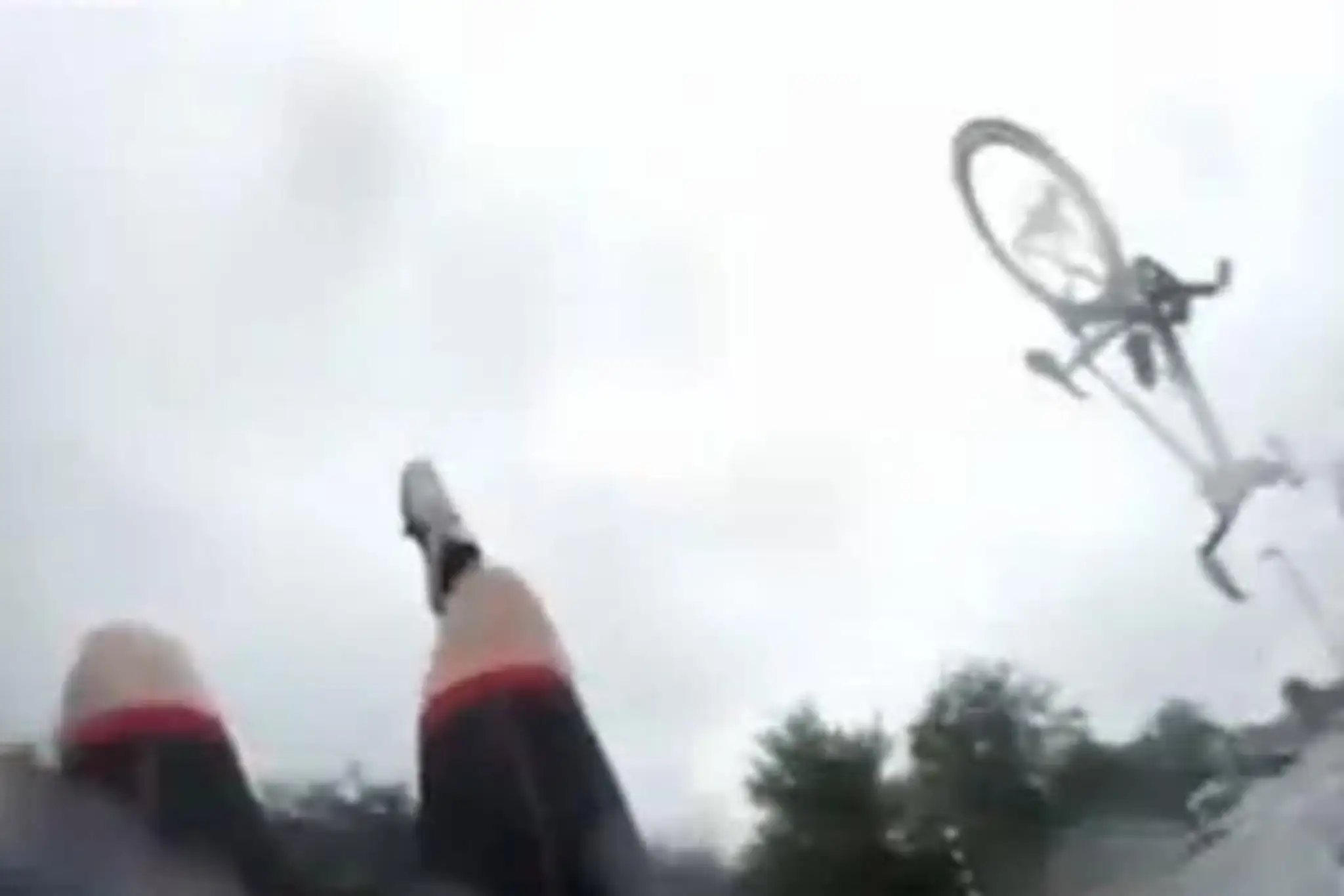 Cyklista po náraze automvyletel do vzduchu