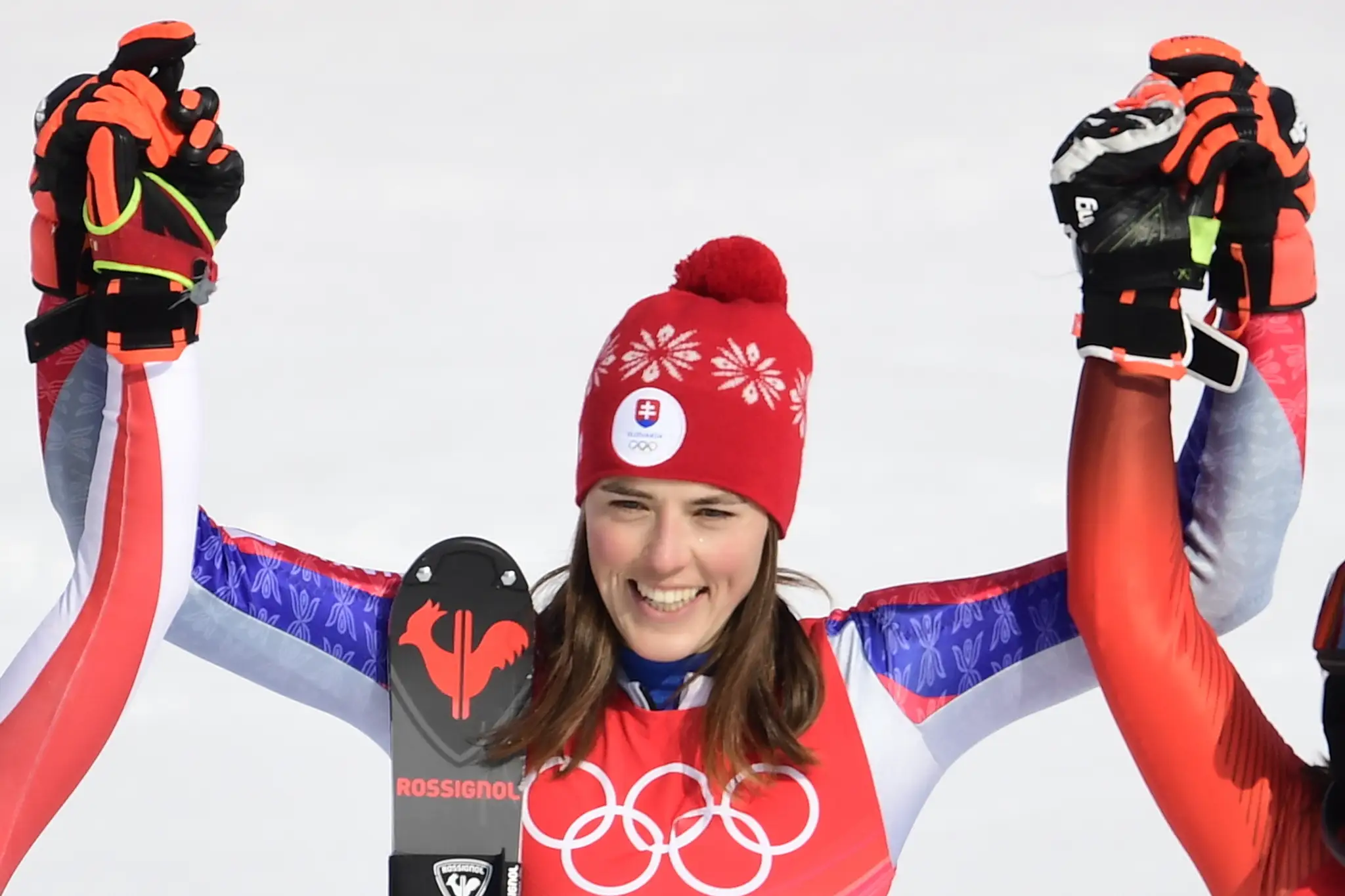 Slovenská lyžiarka Petra Vlhová oslavuje zlato v slalome na ZOH 2022.