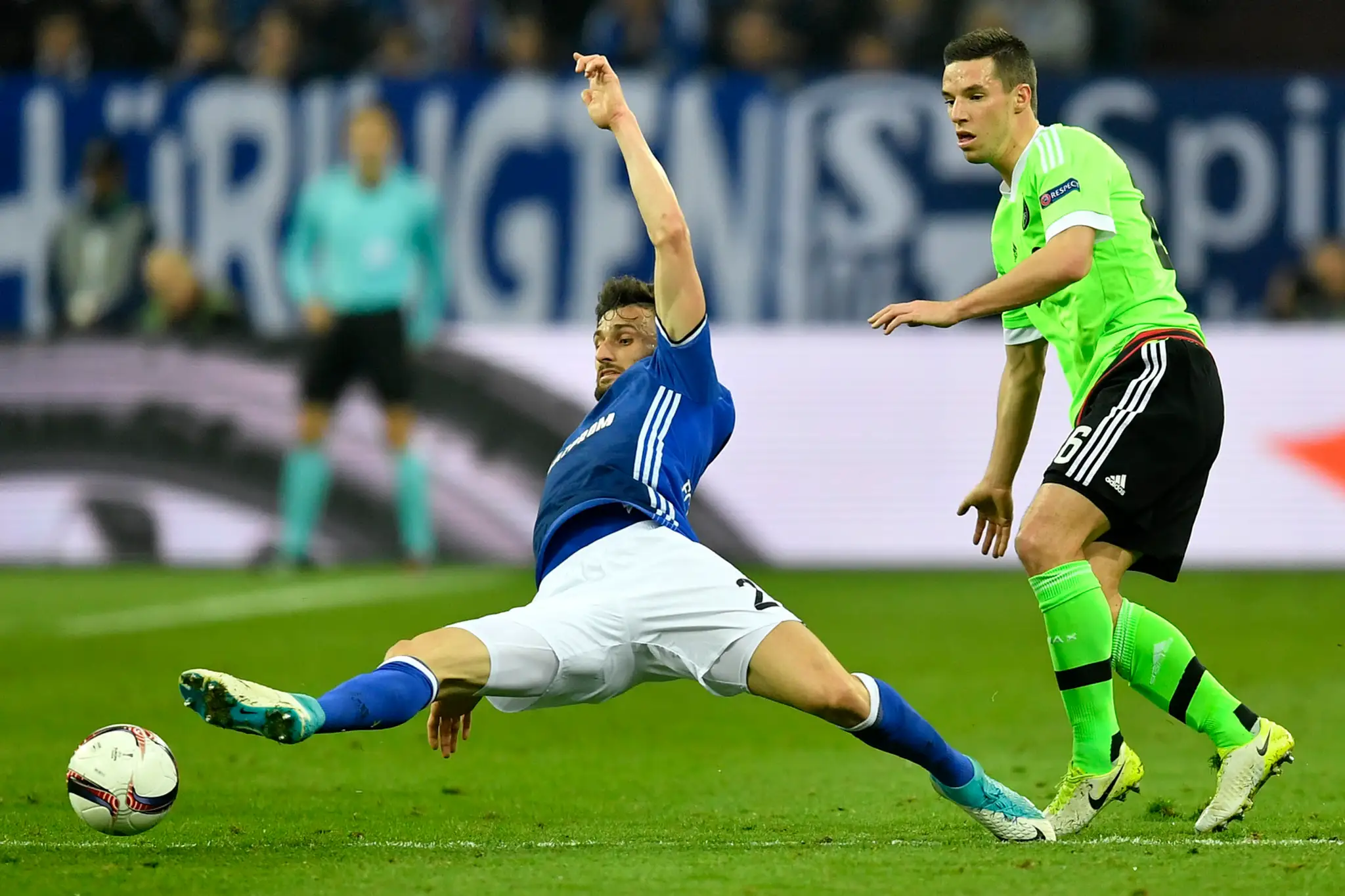 Daniel Caligiuri (vľavo) zo Schalke v konfrontácii s Nickom Viergeverom z Ajaxu v odvete štvrťfinále EL.