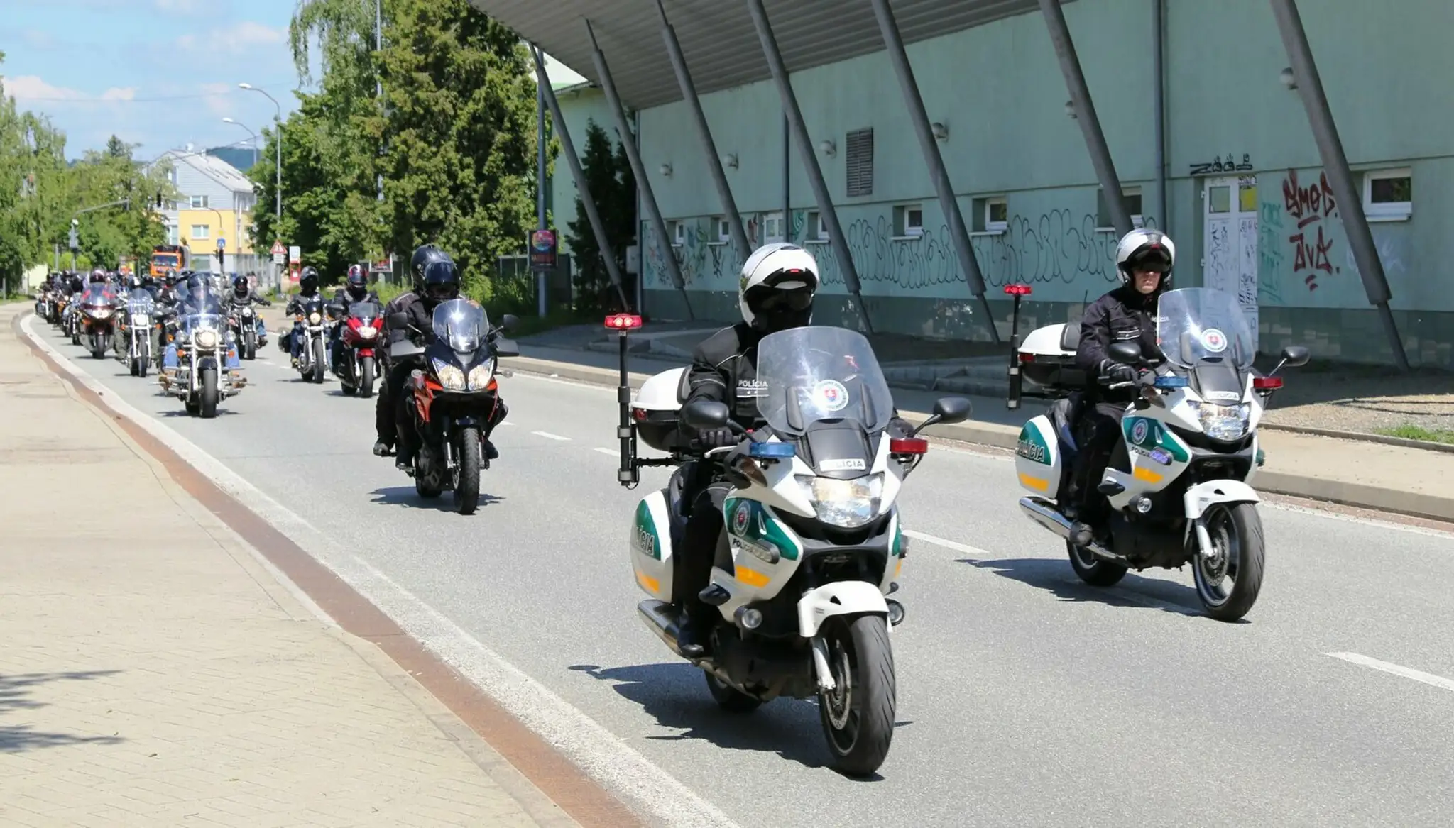 Spanilá jazda motorkárov venovaná pamiatke zosnulých hasičov.