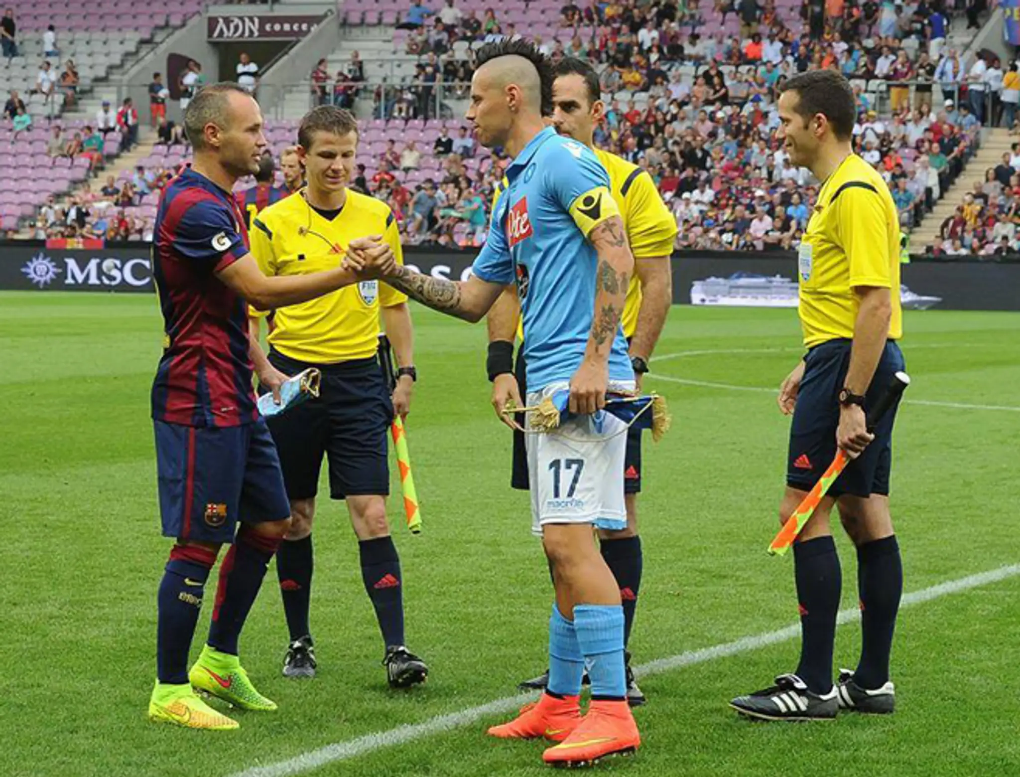 Kapitán SSC Neapol Maerk Hamšík pred zápasom s FC Barcelona s kapitánom Andrésom Iniestom