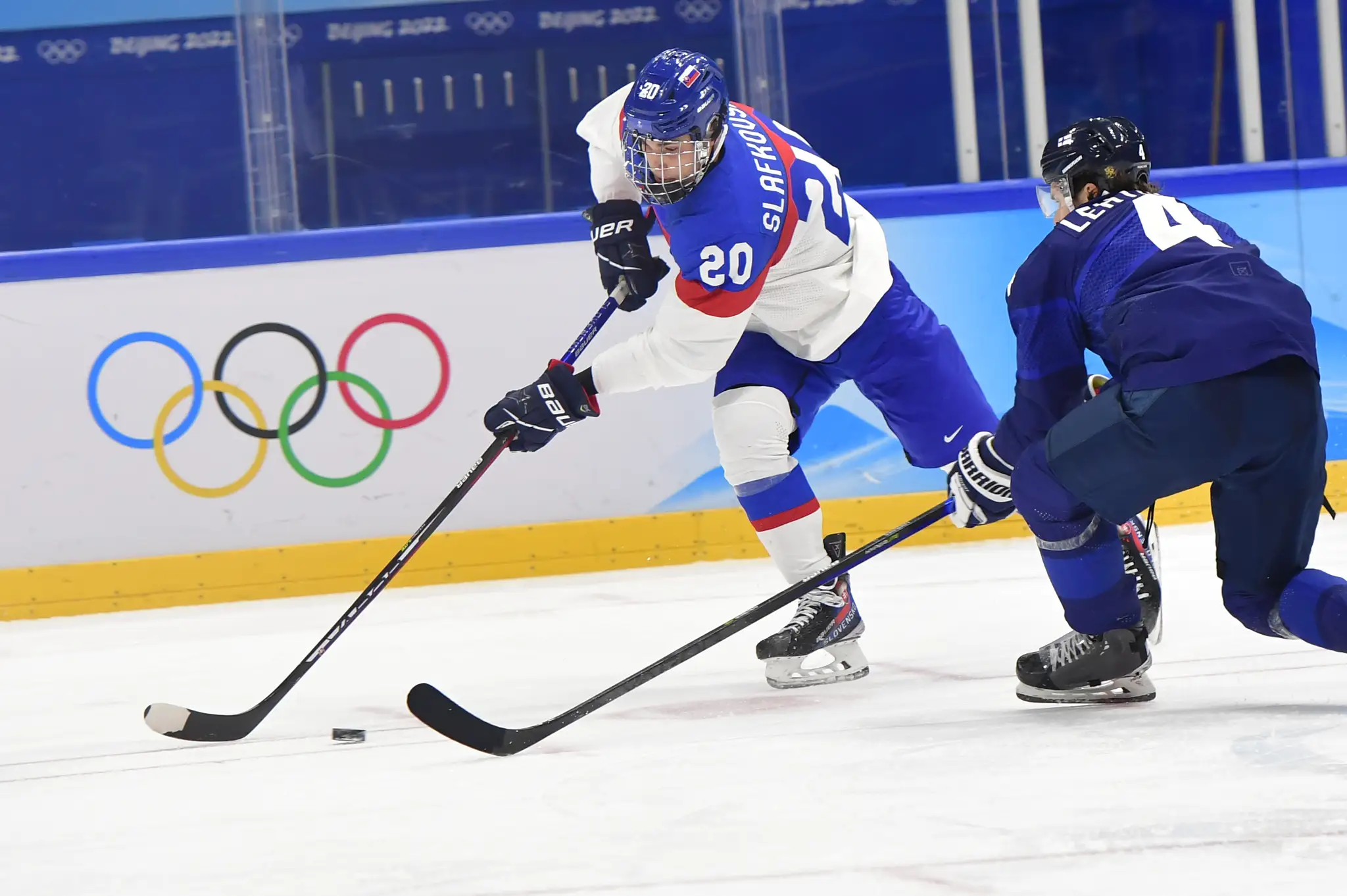 Zľava Juraj Slafkovský a Fín Mikko Lehtonen v semifinále ZOH 2022.