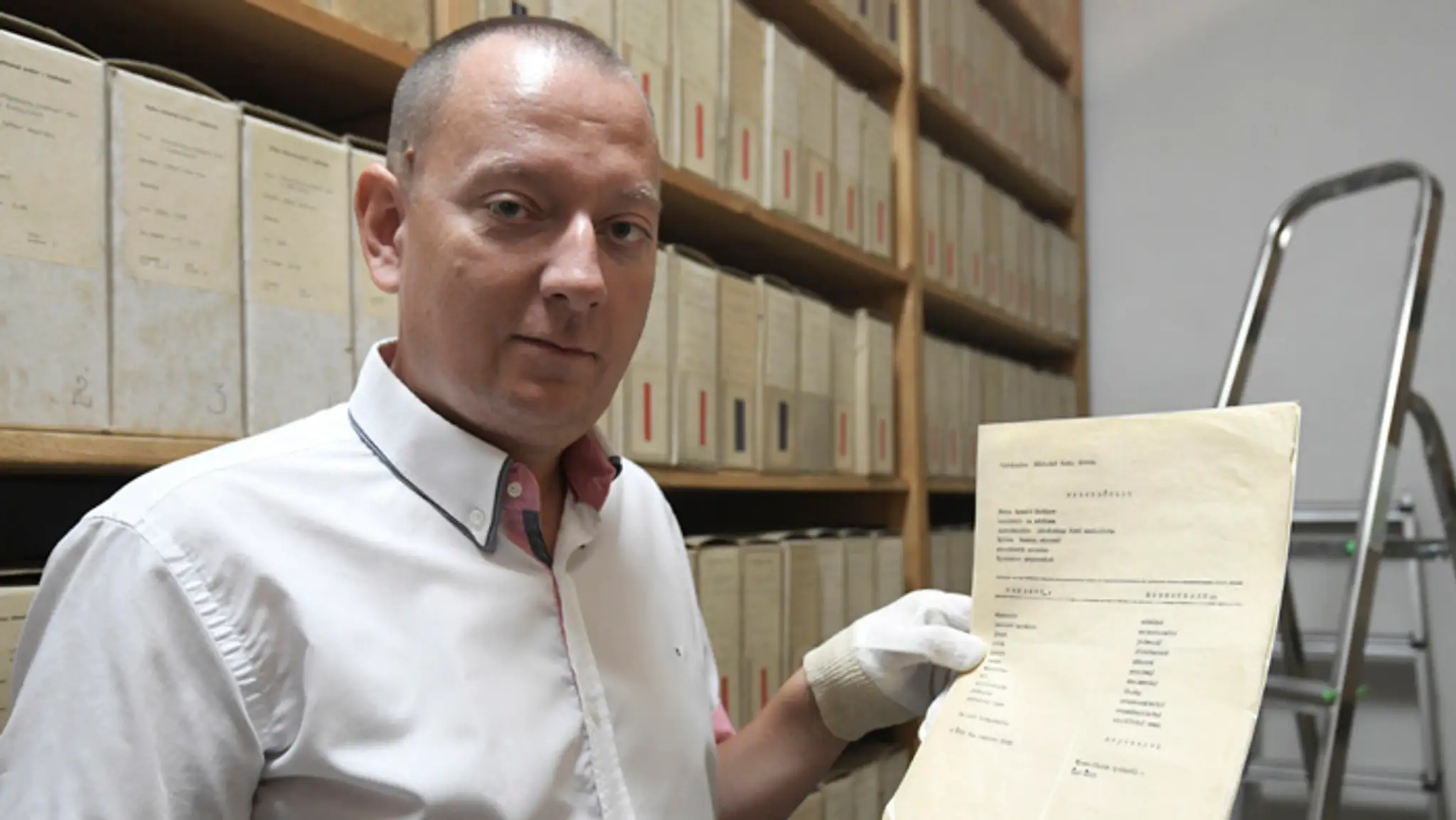 Riaditeľ Štátneho archívu v Košiciach Richard Pavlovič s vysvedčením pre Leonida Iľjiča Brežneva.
