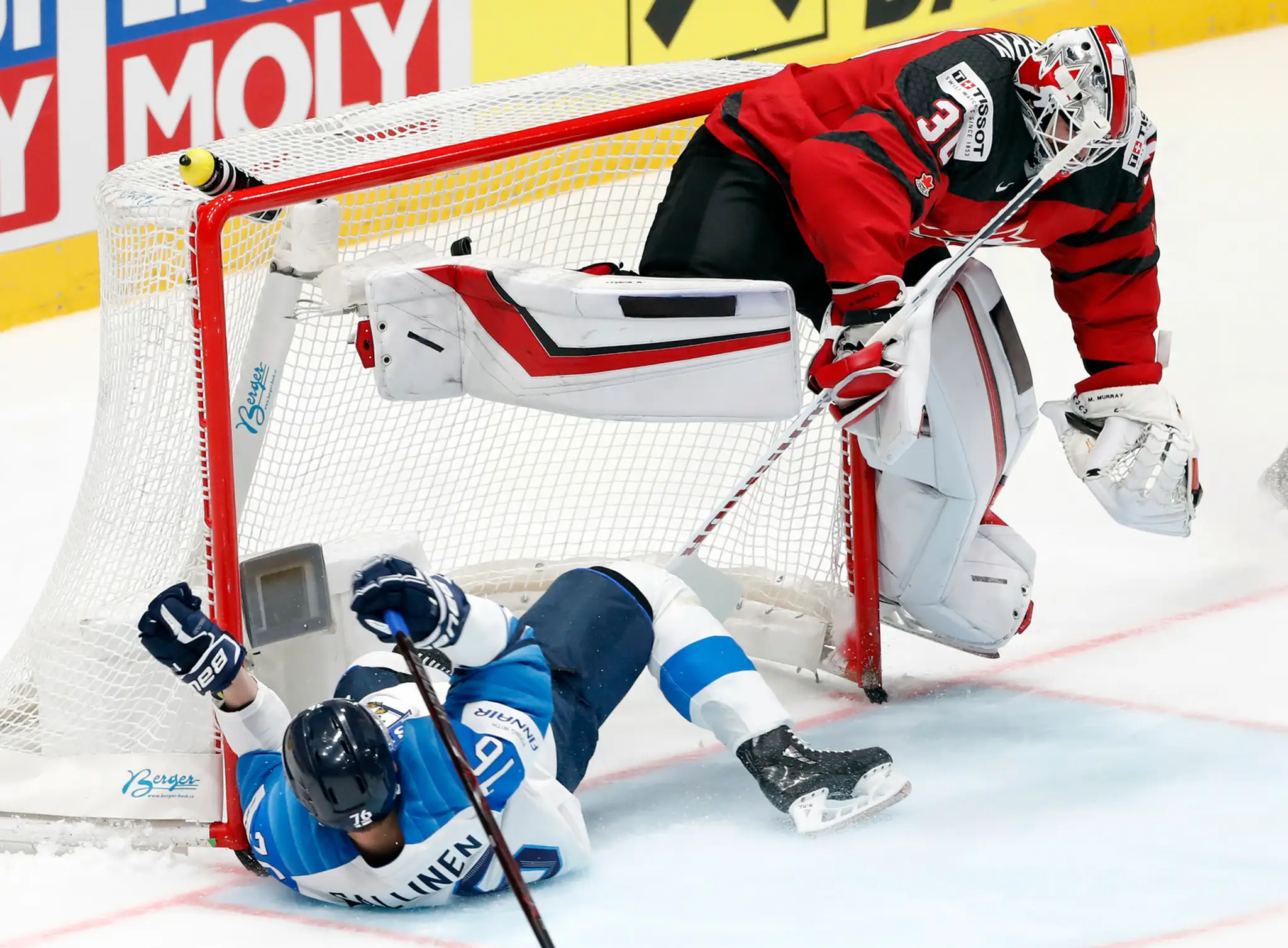 Zľava Fín Petteri Lindbohm a Kanaďan Darnell Nurse v súboji vo finále na MS 2019.