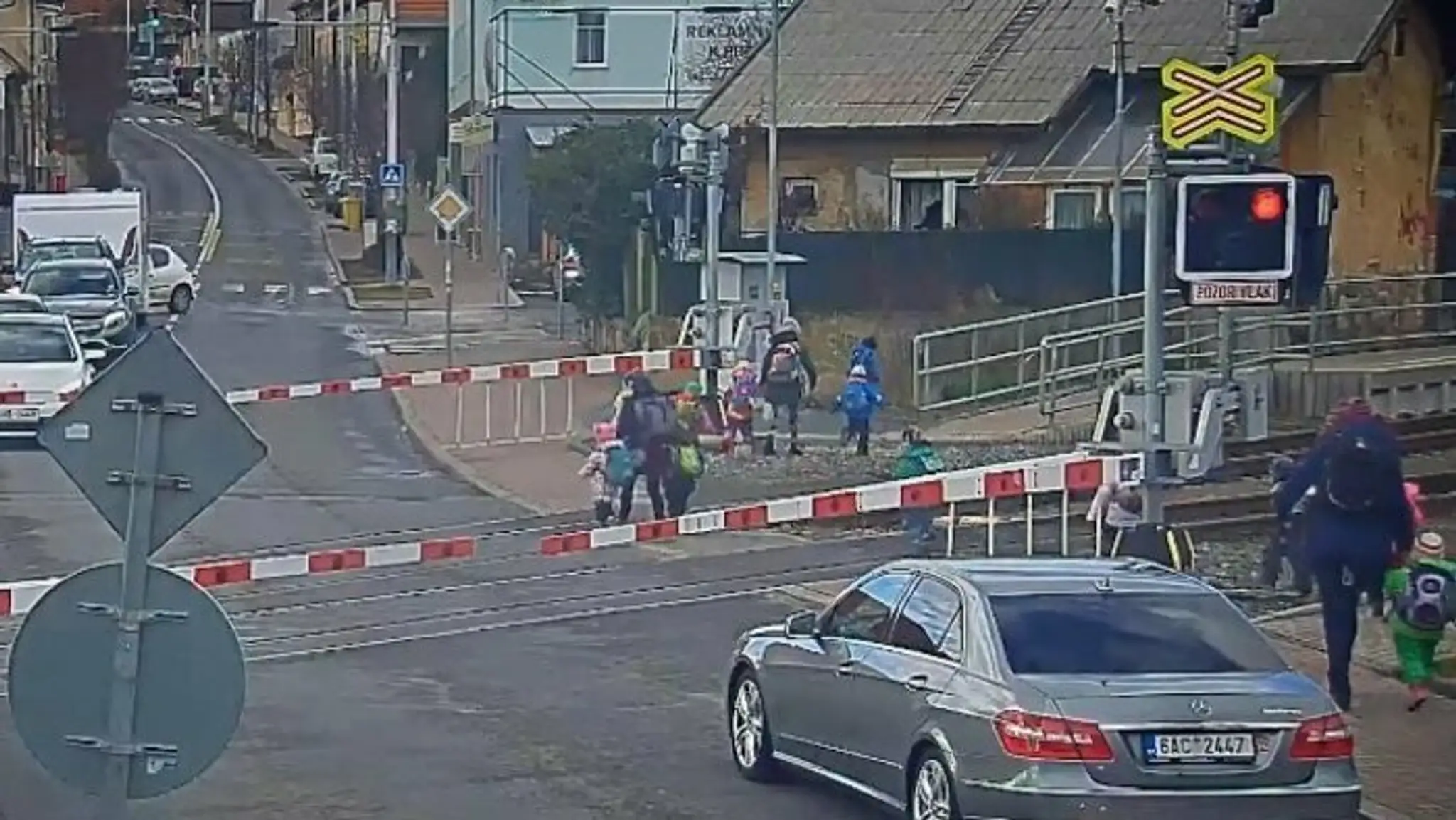 Ľudia čakajú v rade, aby im zmerali telesnú teplotu pred vstupom do nemocnice v zimbabwianskom Harare.