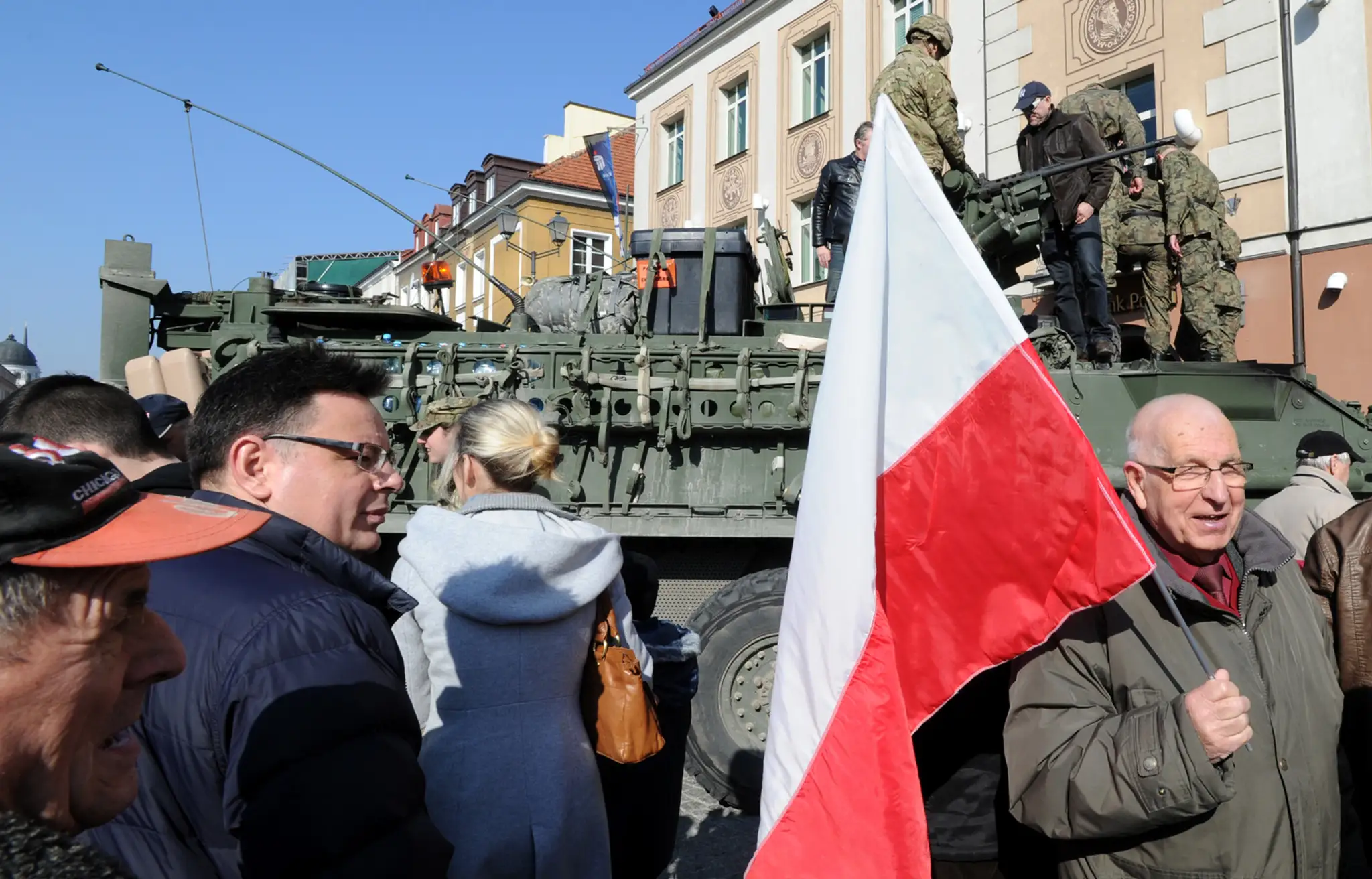 Poliaci vítajú vojenský konvoj
