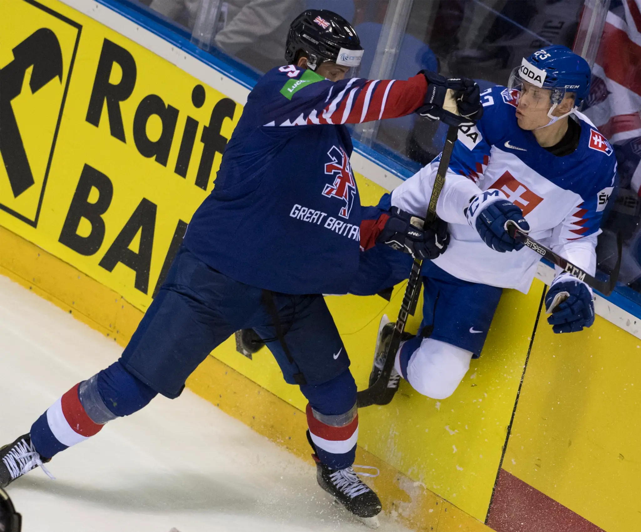 Zľava Švéd John Klingberg, Kevin Fiala zo Švajčiarska a Švéd Erik Gustafsson v dueli na MS 2019.