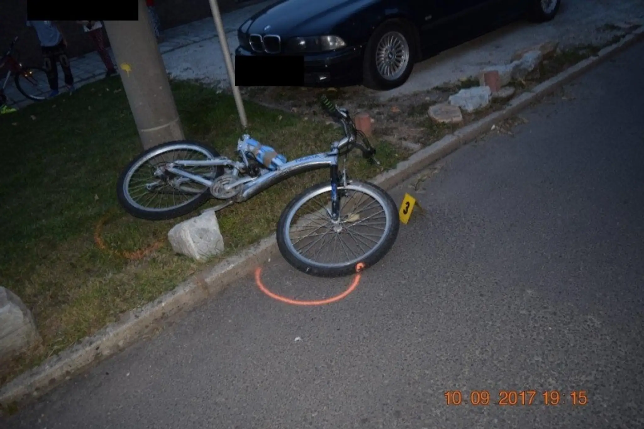 Mladý cyklista vbehol pod auto.