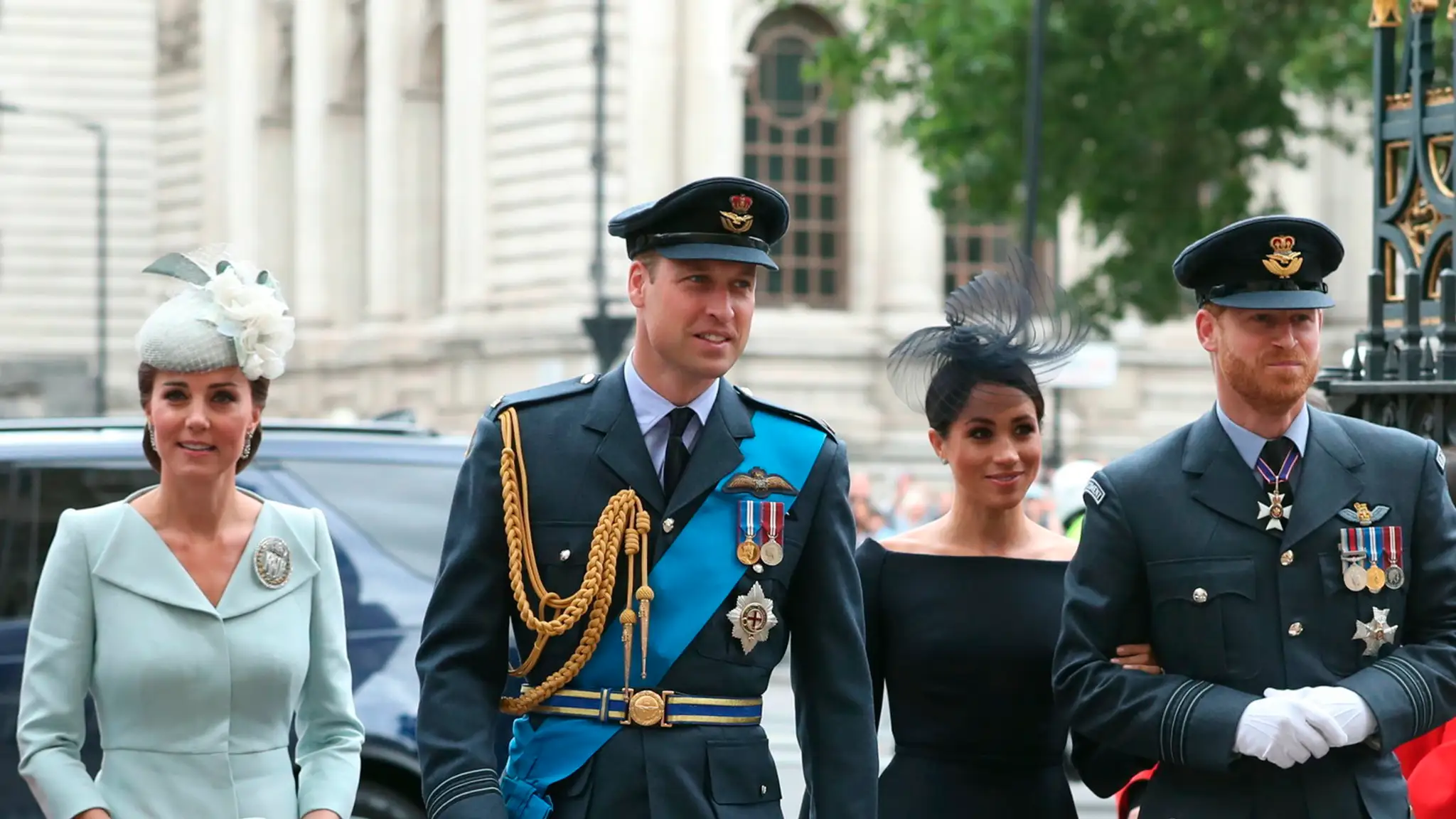 Kráľovské páry si uctili 100. výročie kráľovského letectva vo Westminster Abbey. 