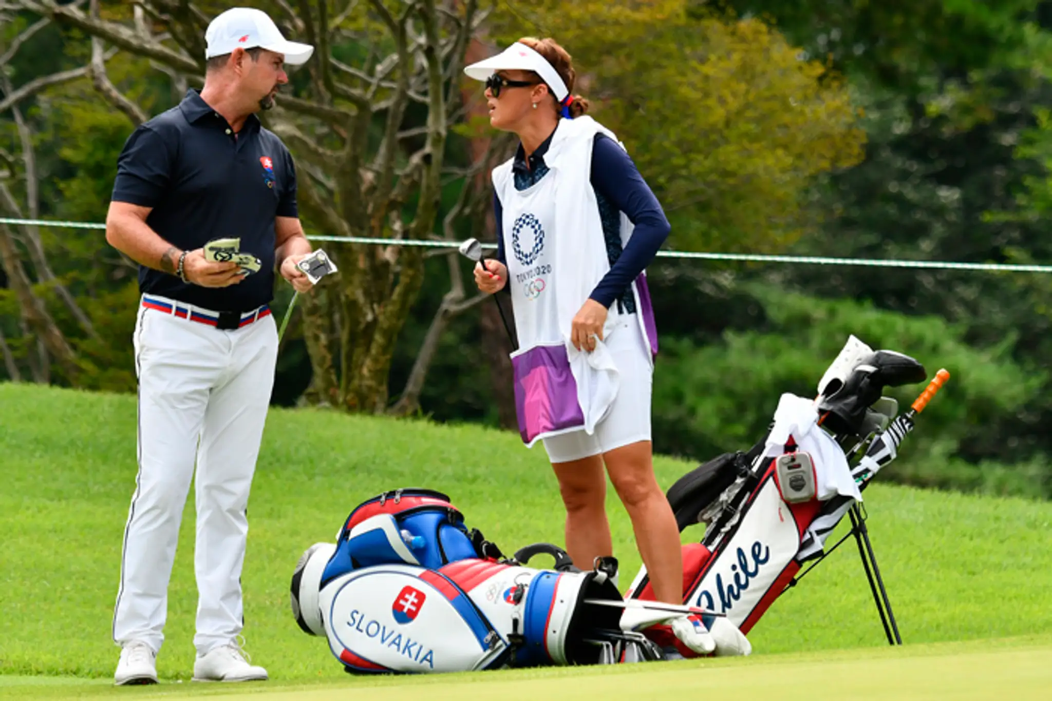 Rory Sabbatini s manželkou Martinou, ktorá je jediná žena ako caddy na turnaji mužov na OH v Tokiu.