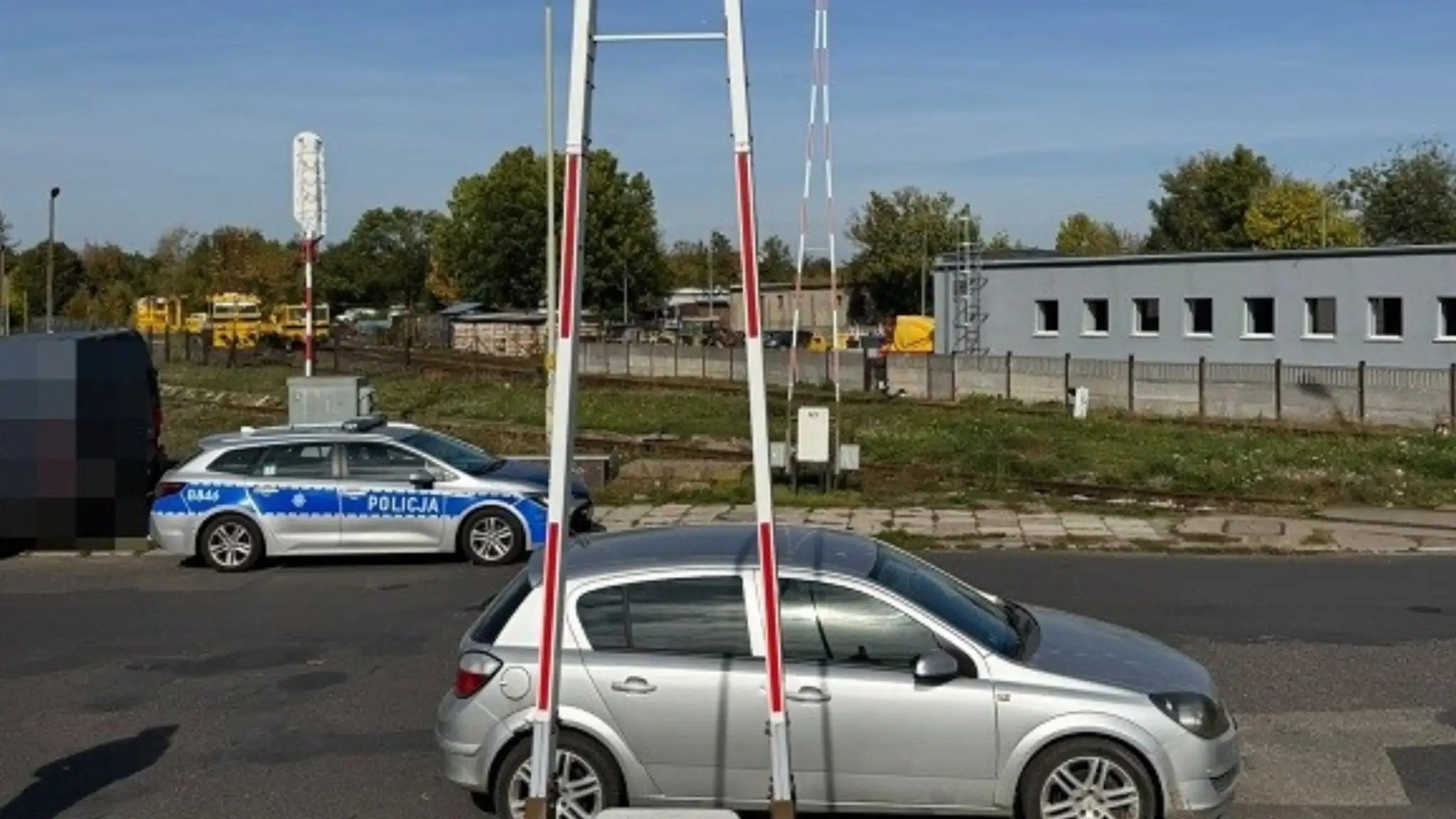 auto na prechode pod závorami
