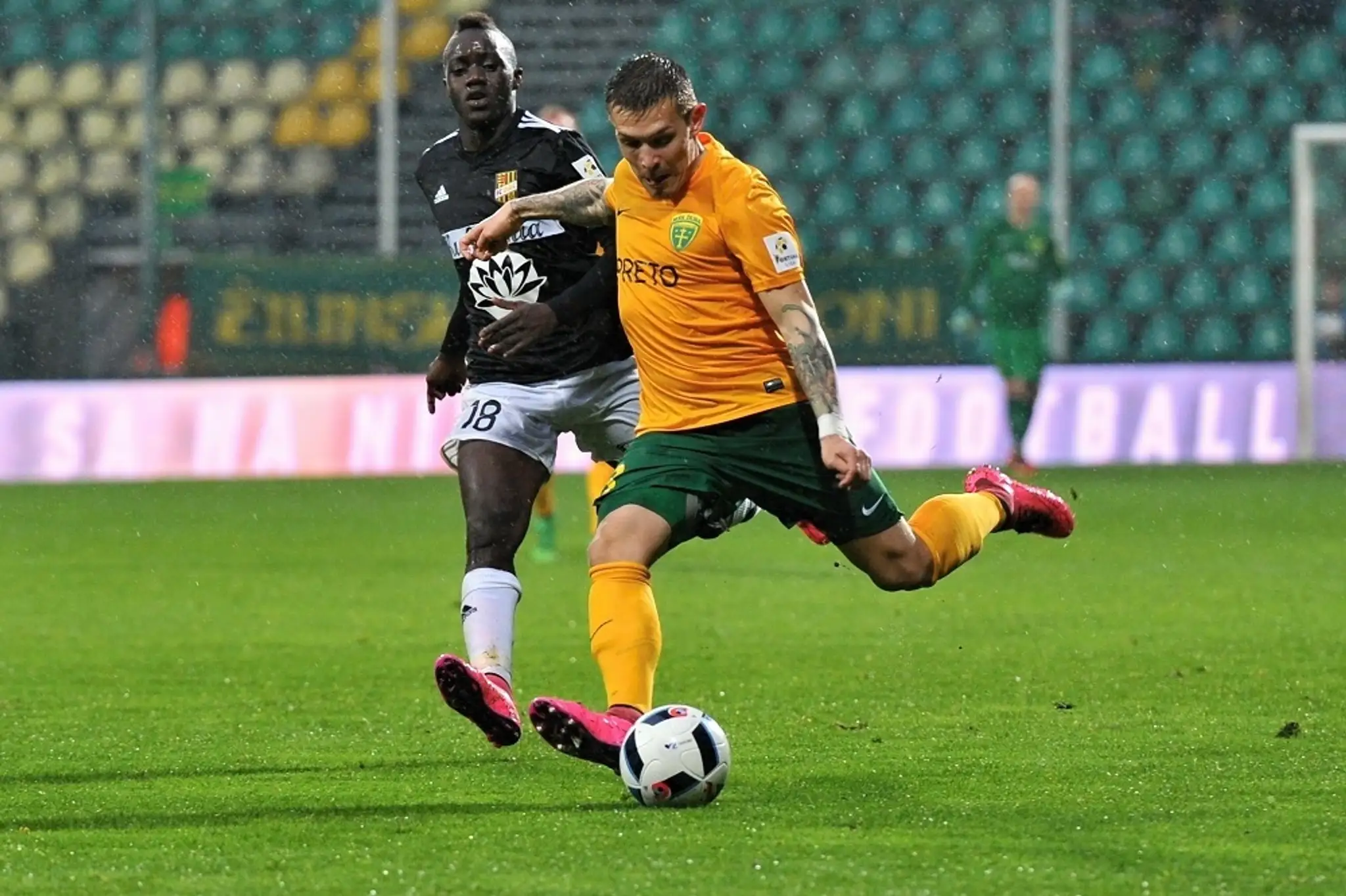 Na snímke vľavo Pape Macou Sarr (Dunajská Streda) a Filip Hlohovský (Žilina)