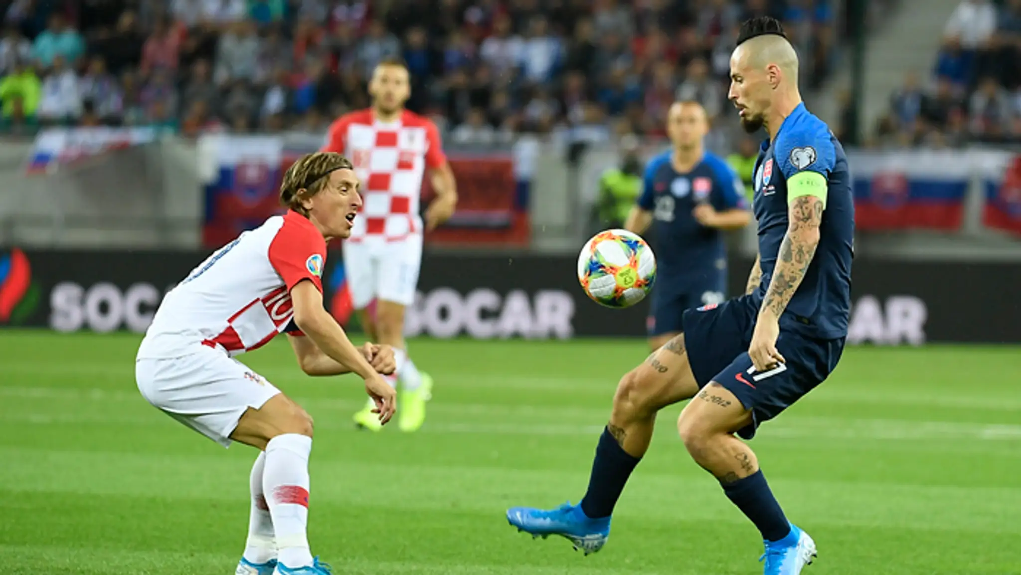 Brankár Martin Dúbravka, dvojica Chorvátov Ante Rebič (vpravo) a Bruno Petkovič (vľavo)