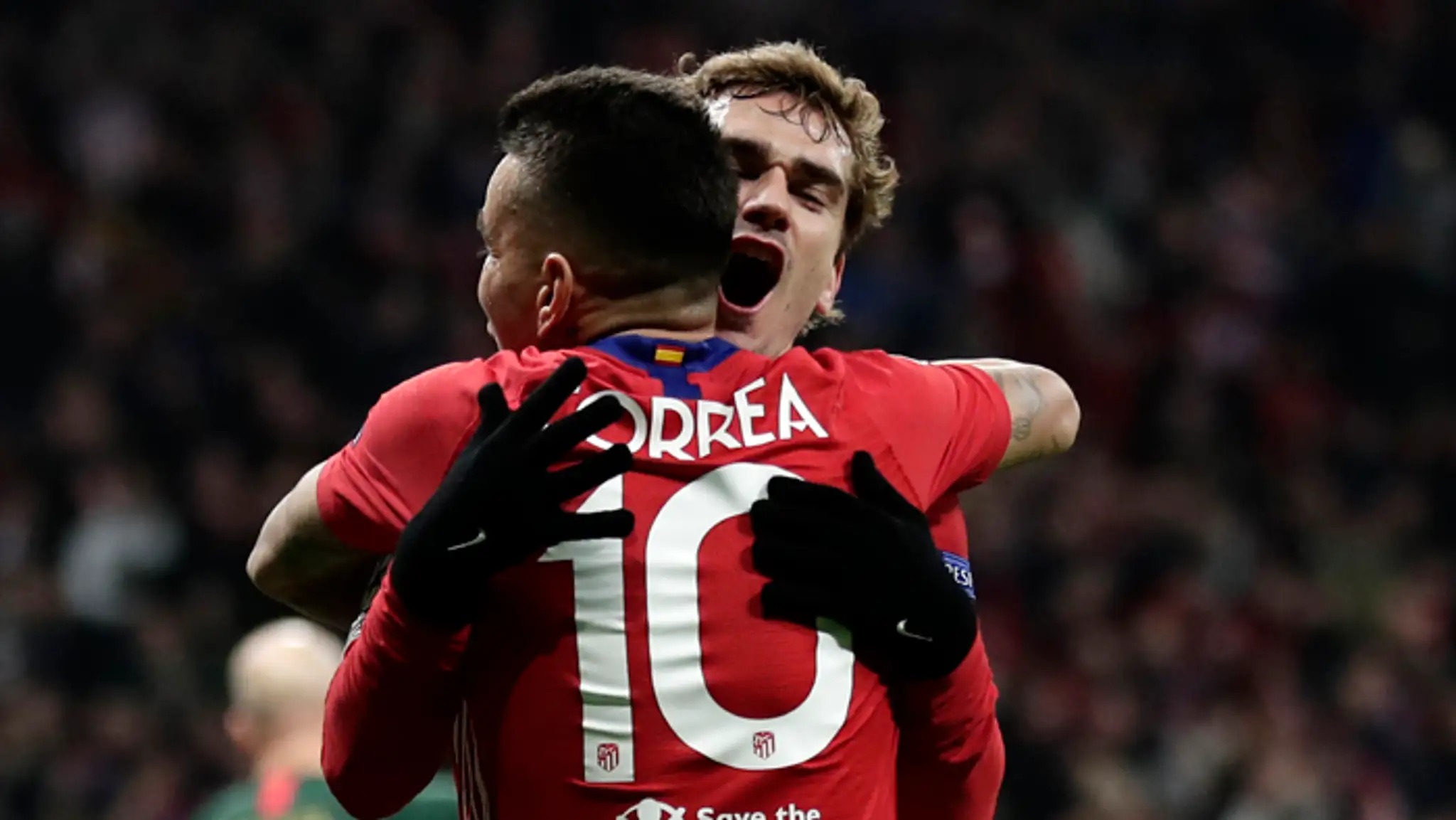 Antoine Griezmann (vzadu) a Ángel Correa z Atlética oslavujú gól v dueli LM proti Monaku.
