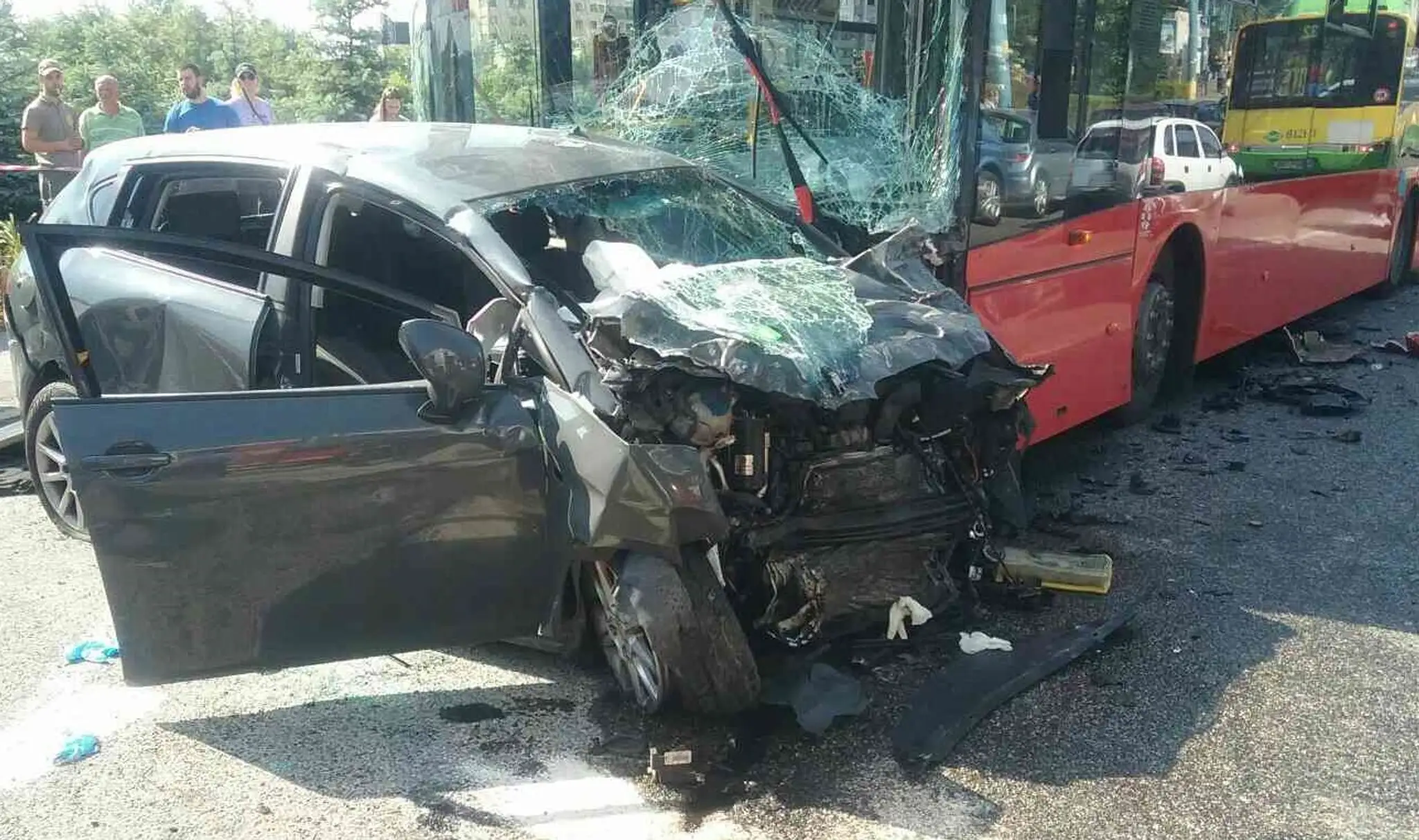 Nehoda autobusu MHD s autom