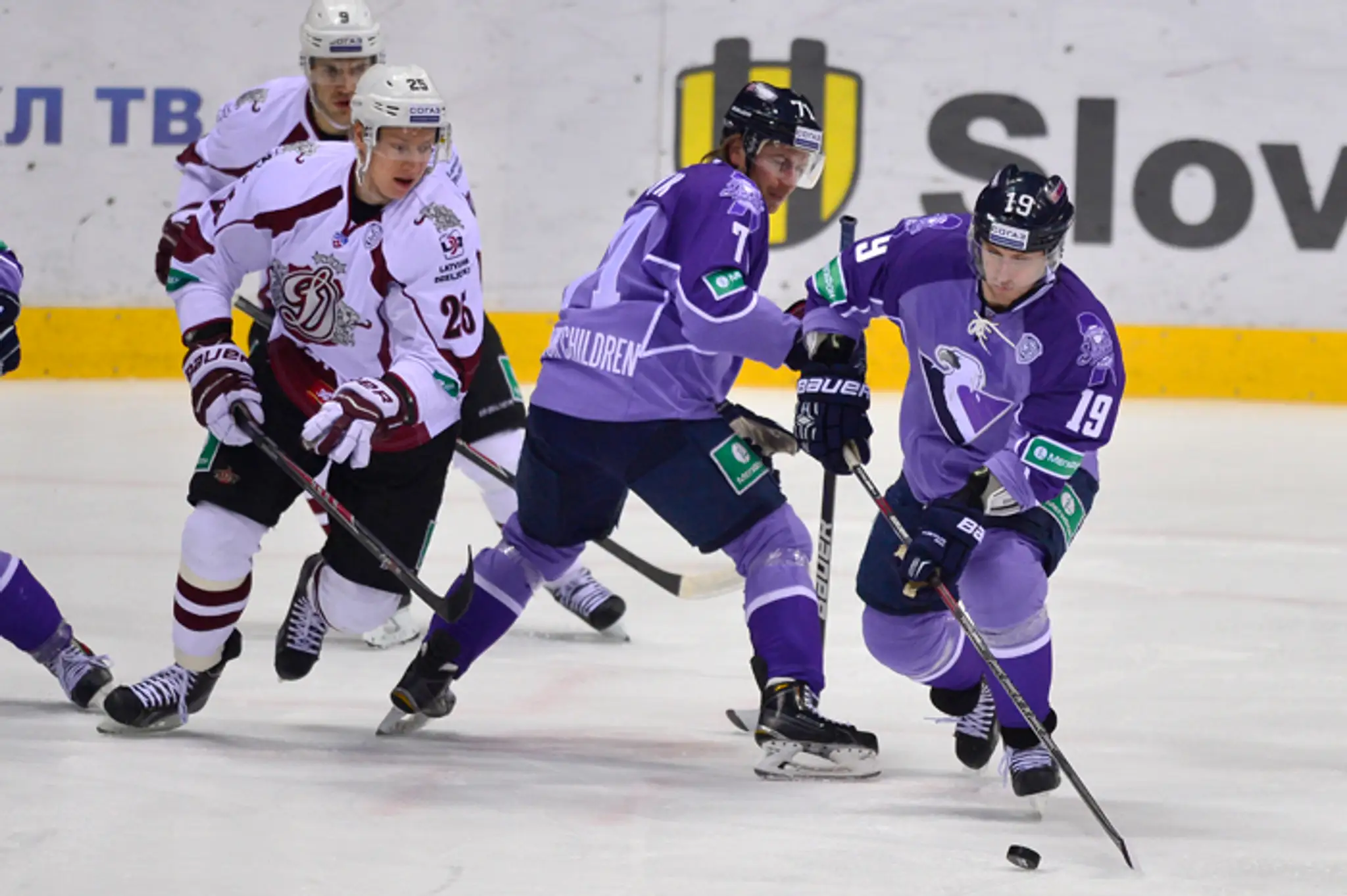 Sprava Matt Murley, Tomáš Netík (obaja Slovan) a Andris Džerinš (Riga).